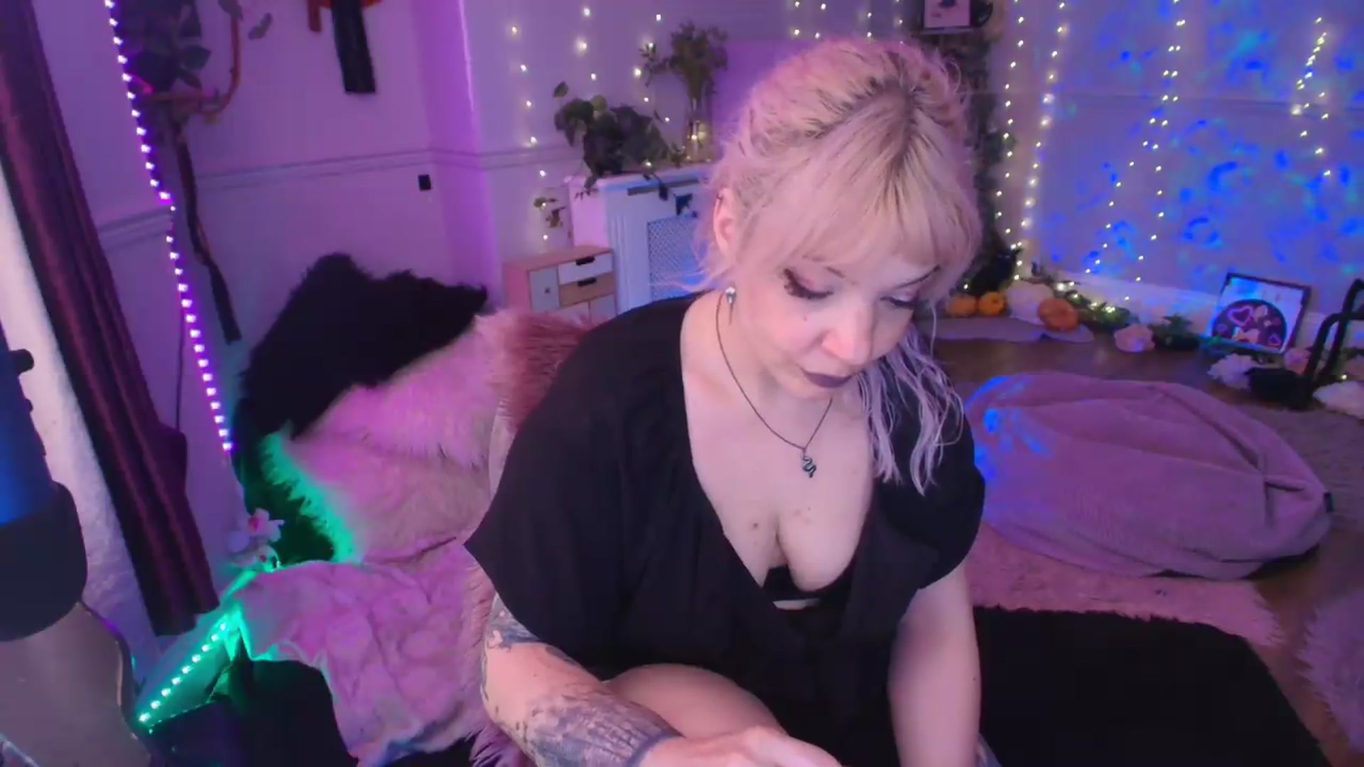 Gallery image thumbnail from LunaWolfie's myfreecams stream on, 05/26/2026, 19:19 image 11 of 20