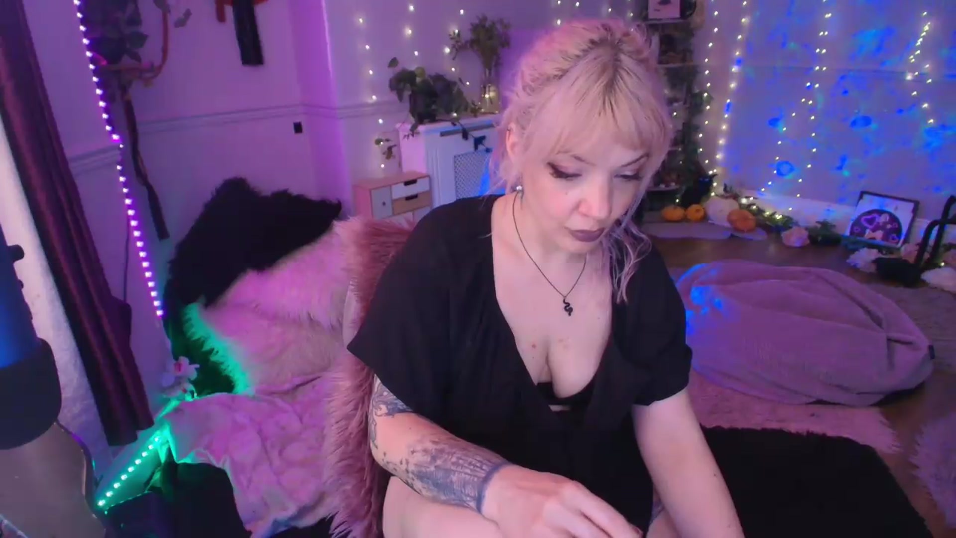 Gallery image thumbnail from LunaWolfie's myfreecams stream on, 05/26/2026, 19:19 image 13 of 20
