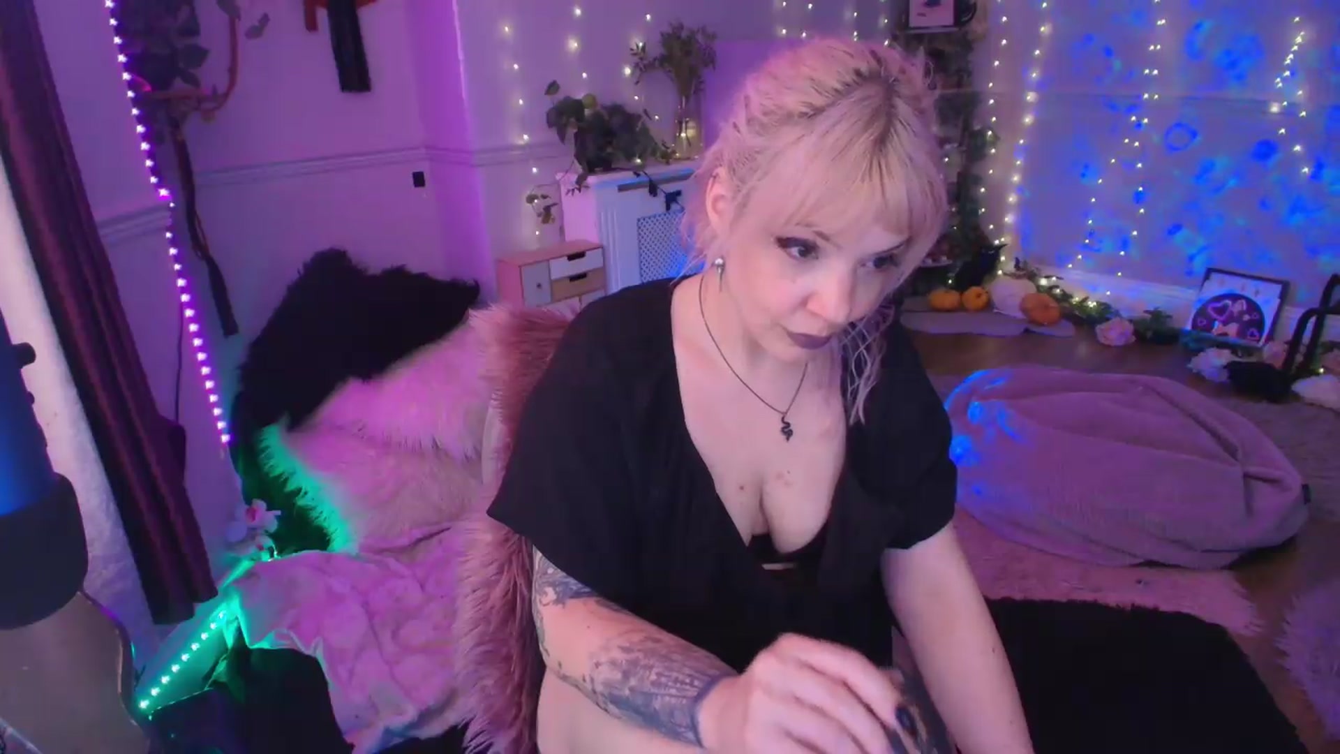 Gallery image thumbnail from LunaWolfie's myfreecams stream on, 05/26/2026, 19:19 image 16 of 20