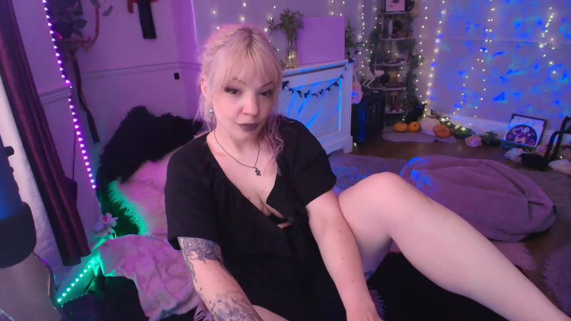 Gallery image thumbnail from LunaWolfie's myfreecams stream on, 05/26/2026, 19:19 image 8 of 20