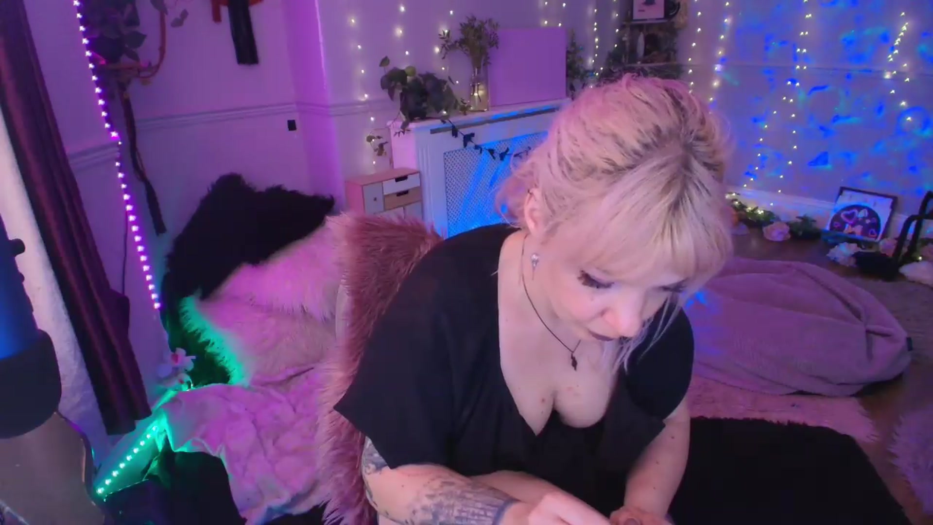 Gallery image thumbnail from LunaWolfie's myfreecams stream on, 05/26/2026, 19:19 image 17 of 20