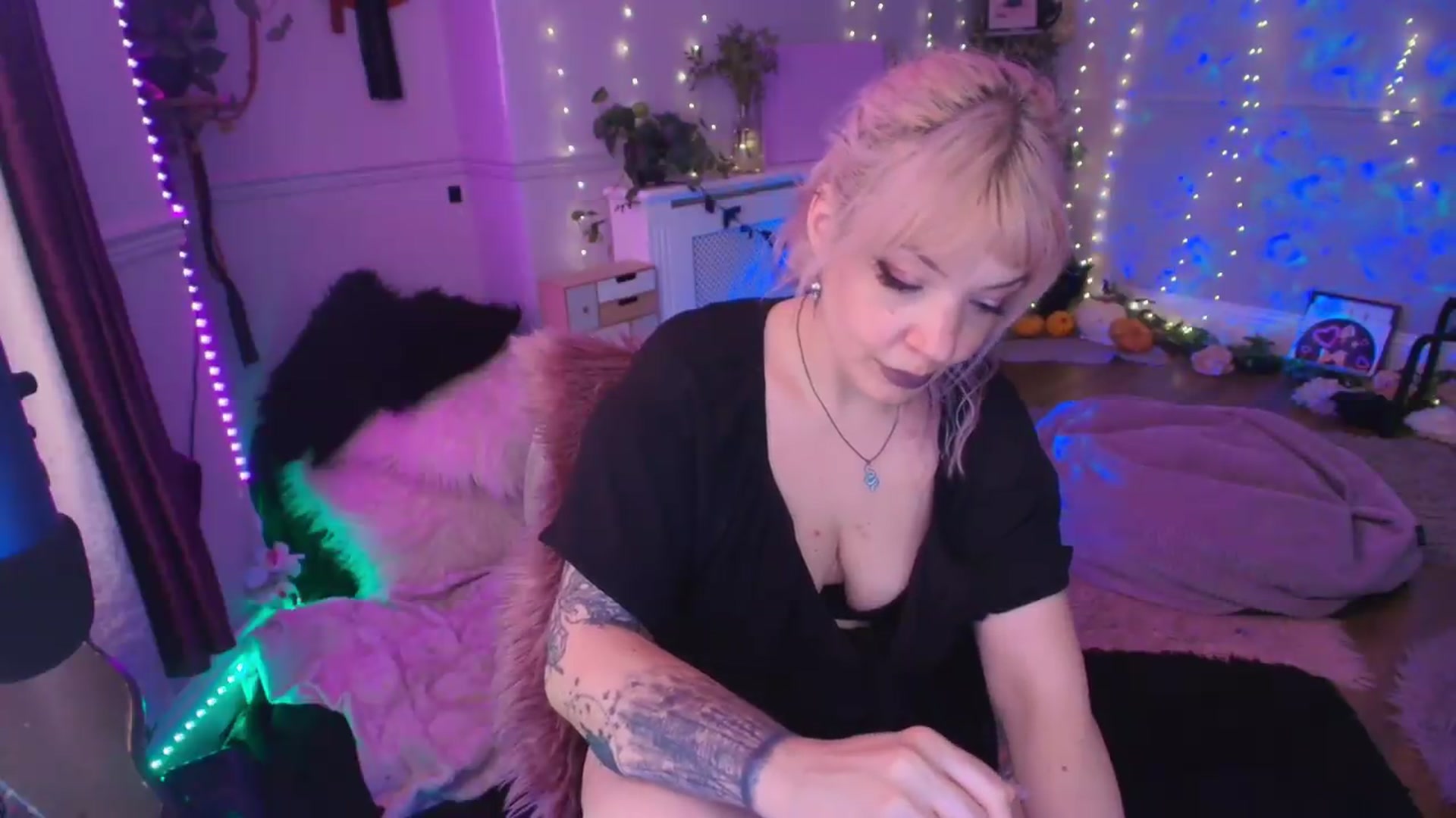 Gallery image thumbnail from LunaWolfie's myfreecams stream on, 05/26/2026, 19:19 image 15 of 20