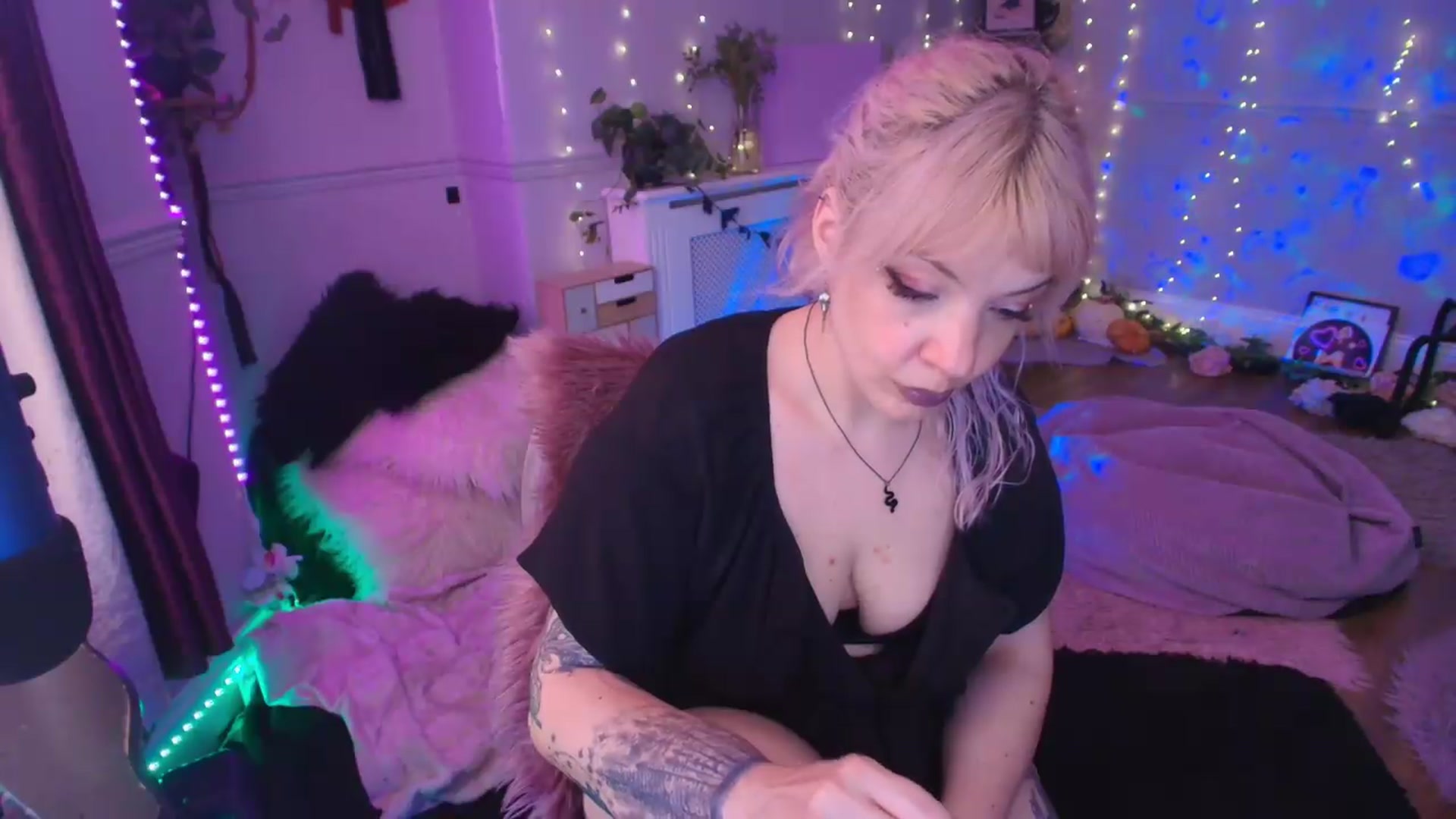 Gallery image thumbnail from LunaWolfie's myfreecams stream on, 05/26/2026, 19:19 image 10 of 20