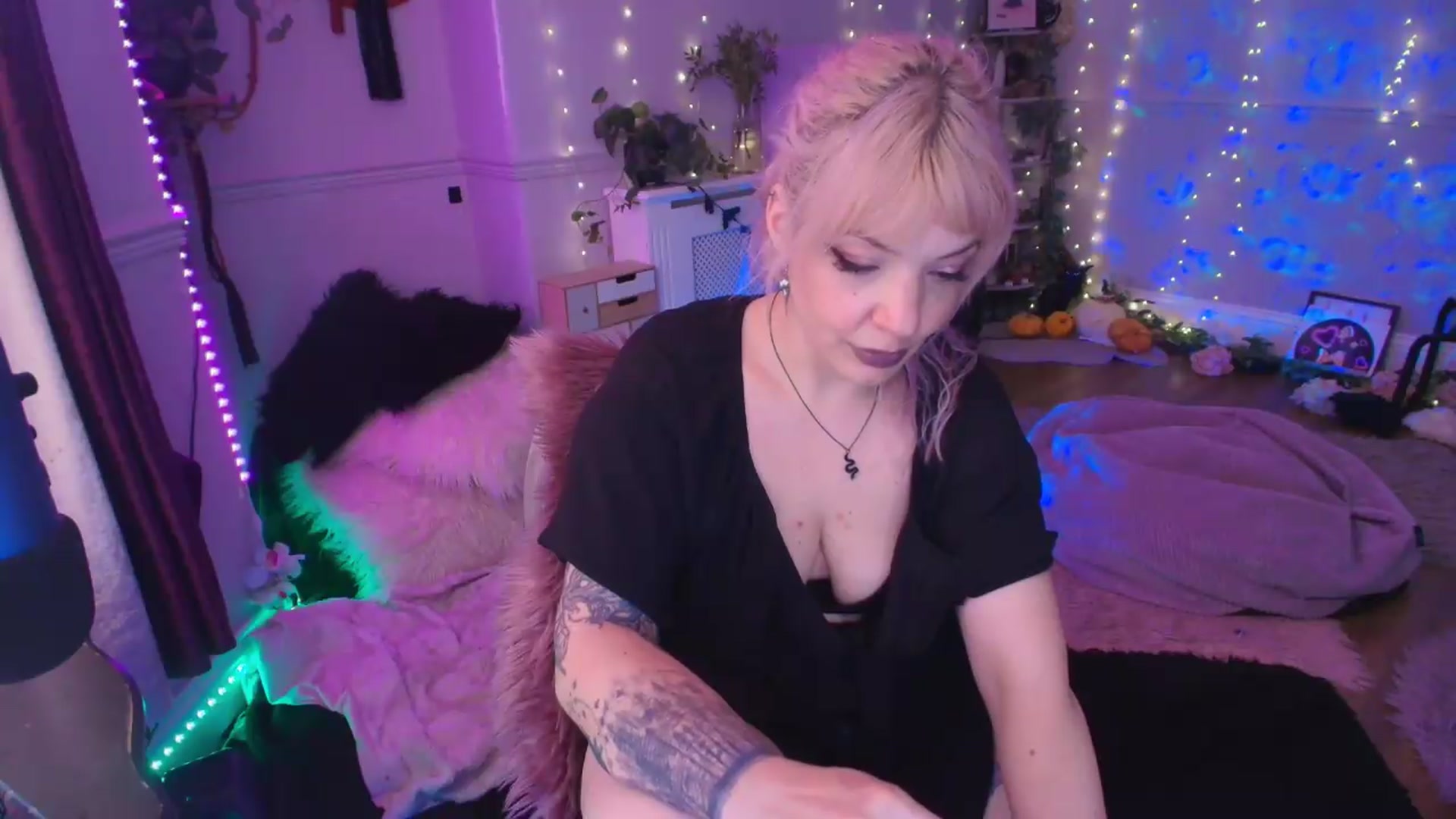 Gallery image thumbnail from LunaWolfie's myfreecams stream on, 05/26/2026, 19:19 image 14 of 20