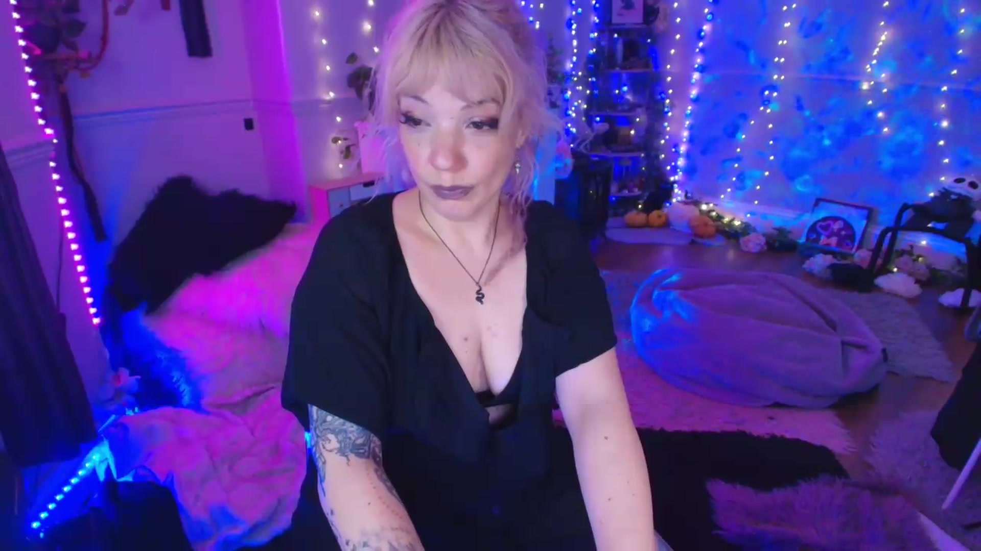 Gallery image thumbnail from LunaWolfie's myfreecams stream on, 05/26/2026, 20:48 image 10 of 20