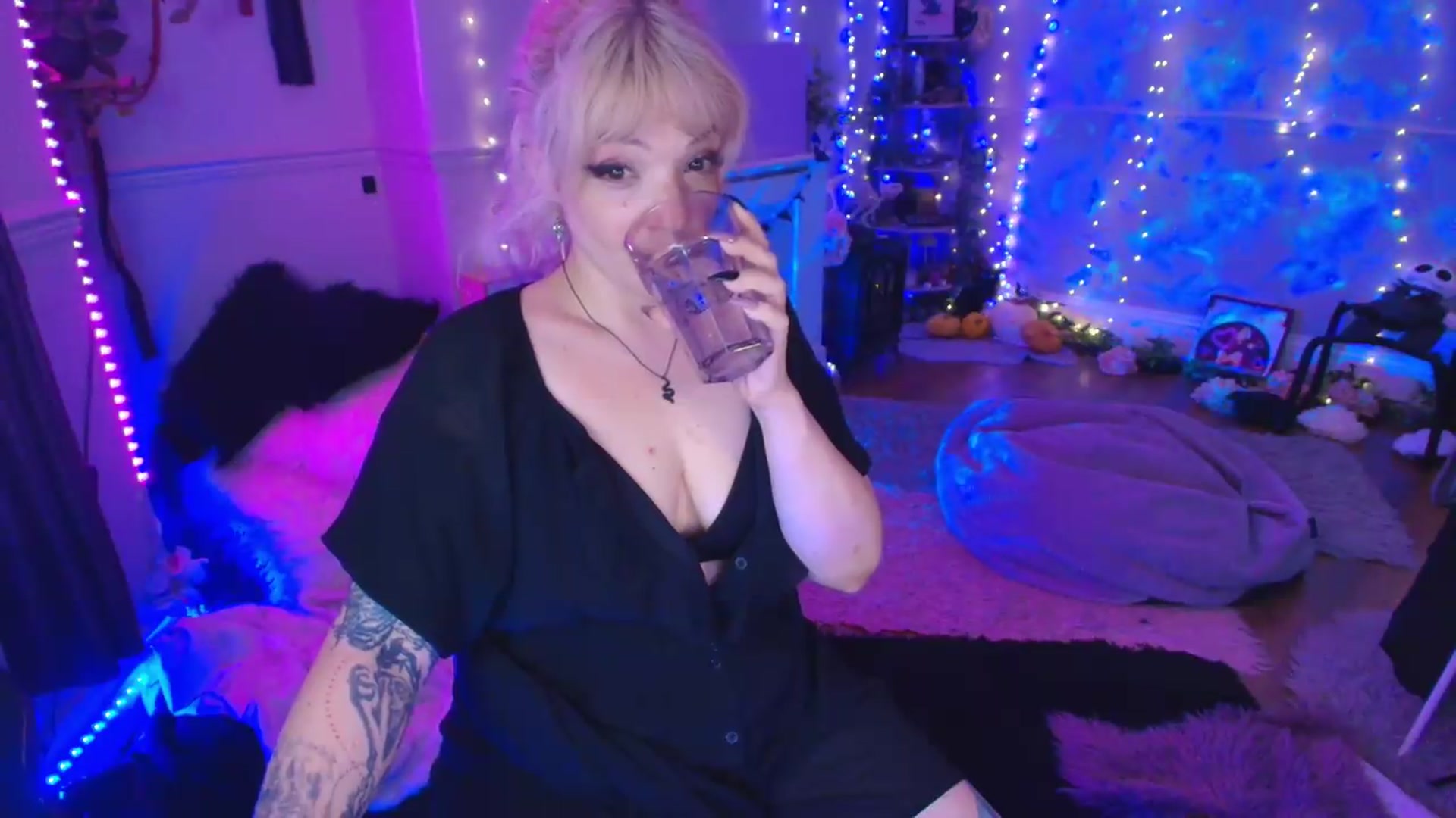 Gallery image thumbnail from LunaWolfie's myfreecams stream on, 05/26/2026, 20:48 image 8 of 20