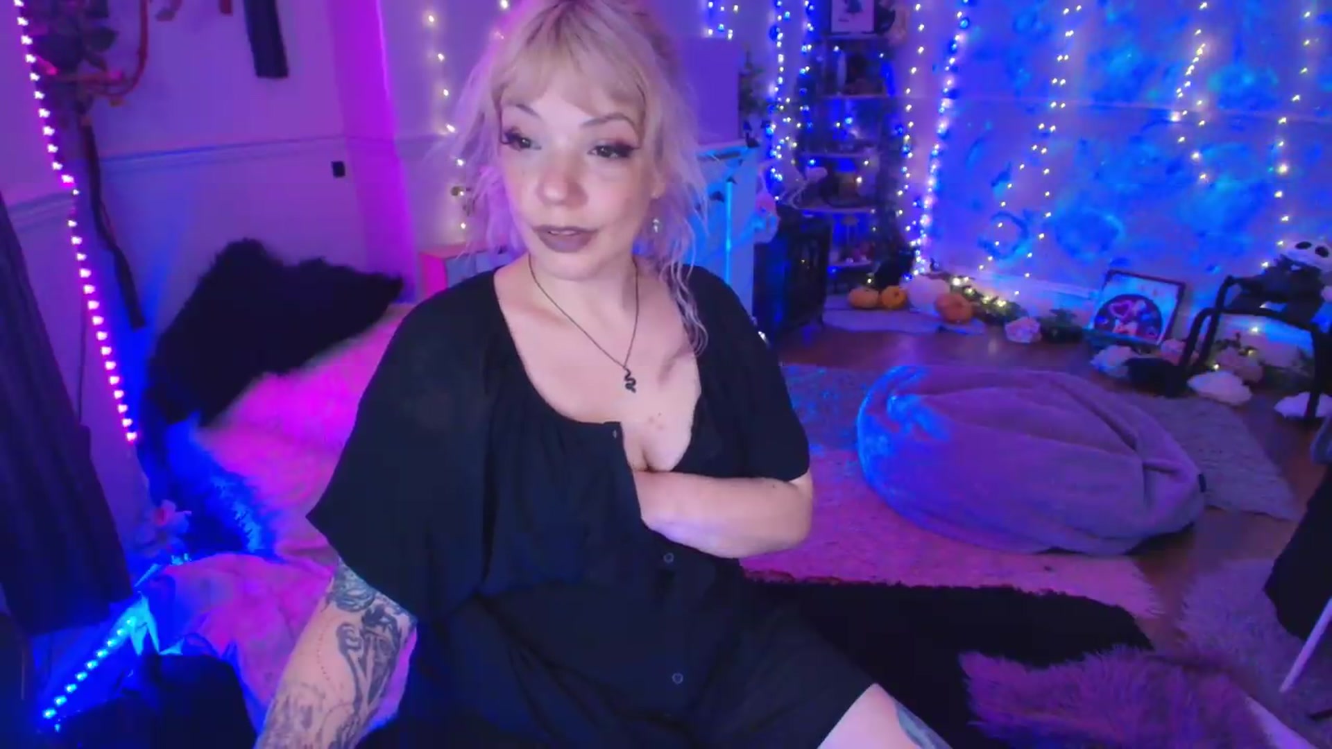 Gallery image thumbnail from LunaWolfie's myfreecams stream on, 05/26/2026, 20:48 image 17 of 20