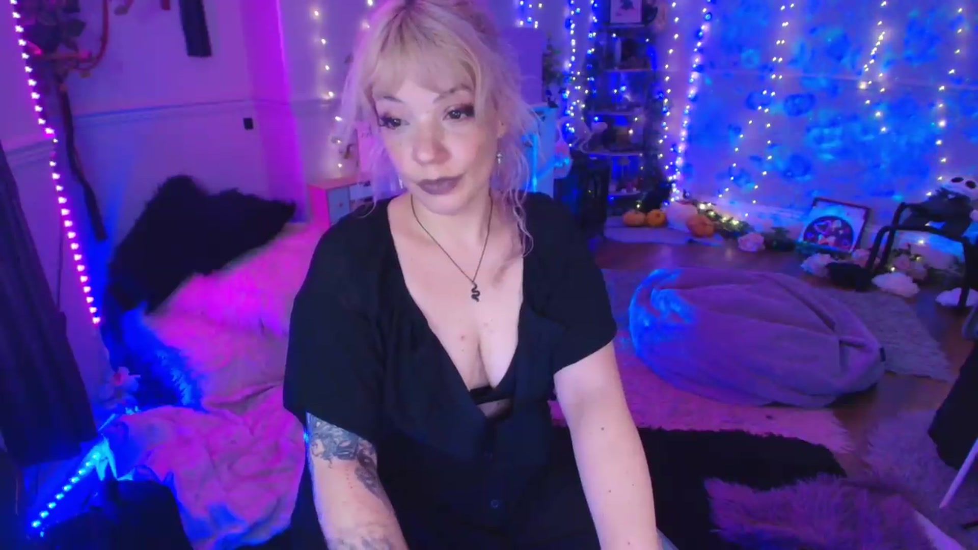 Gallery image thumbnail from LunaWolfie's myfreecams stream on, 05/26/2026, 20:48 image 15 of 20