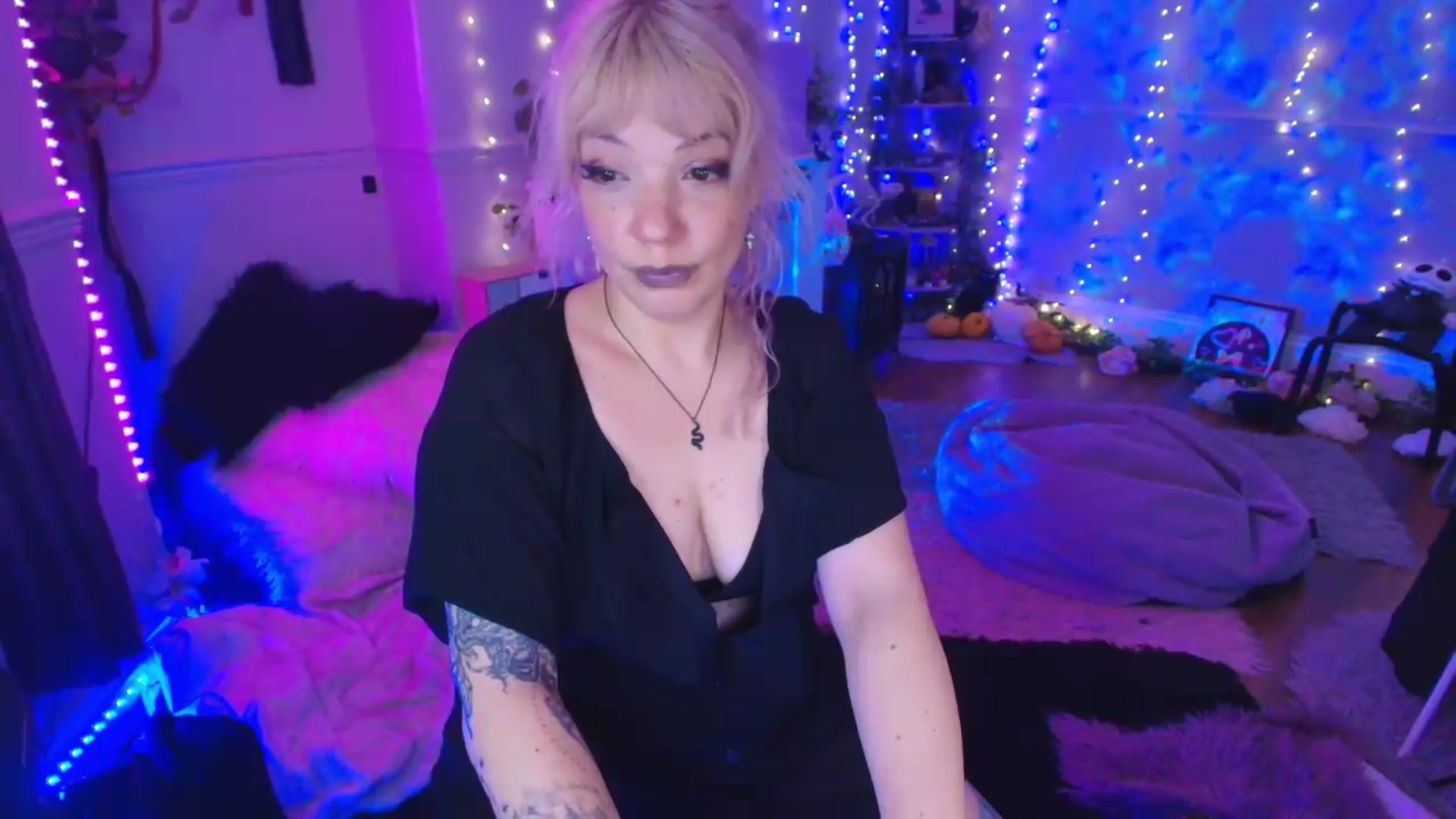 Gallery image thumbnail from LunaWolfie's myfreecams stream on, 05/26/2026, 20:48 image 9 of 20