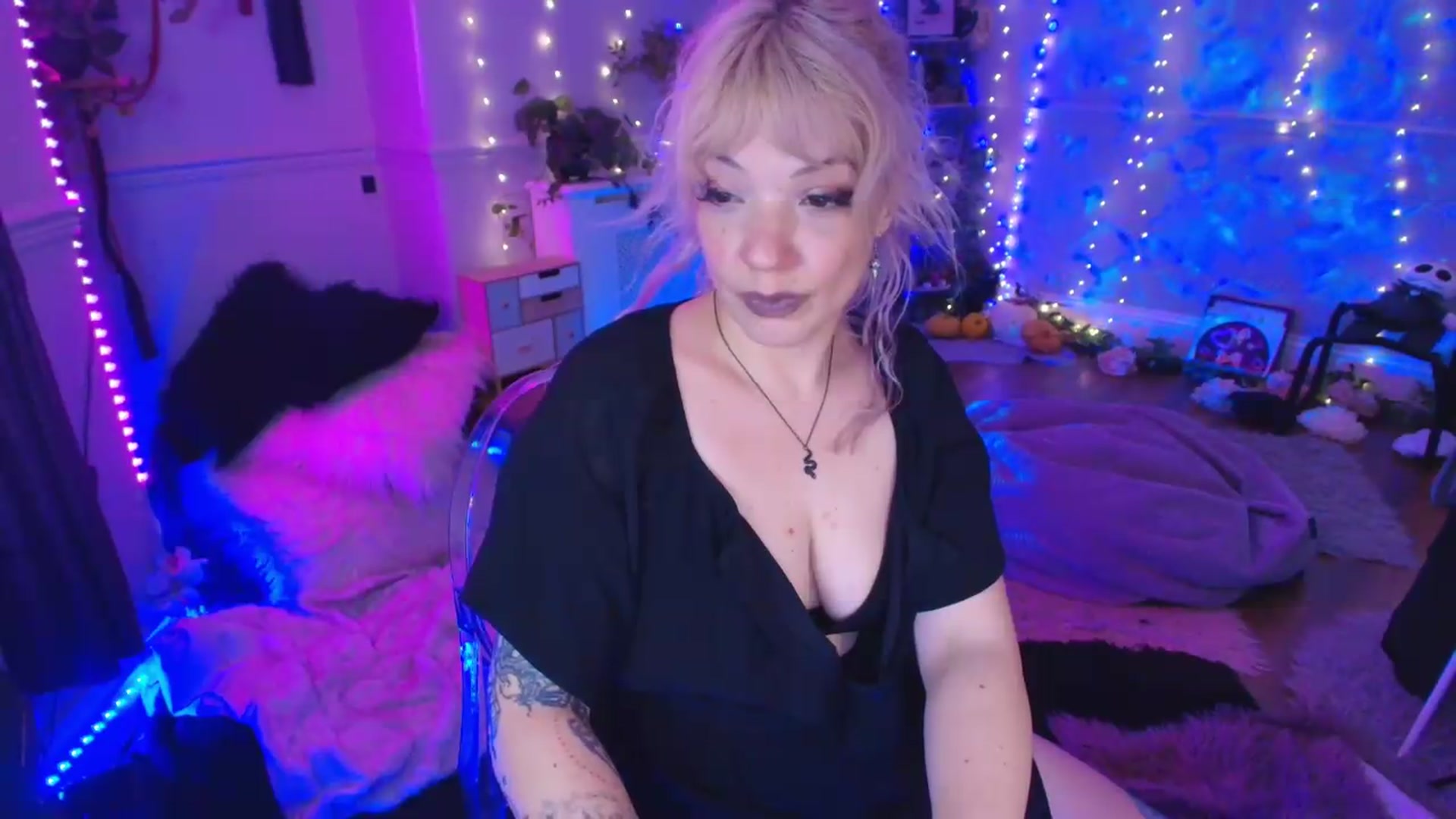 Gallery image thumbnail from LunaWolfie's myfreecams stream on, 05/26/2026, 20:48 image 6 of 20