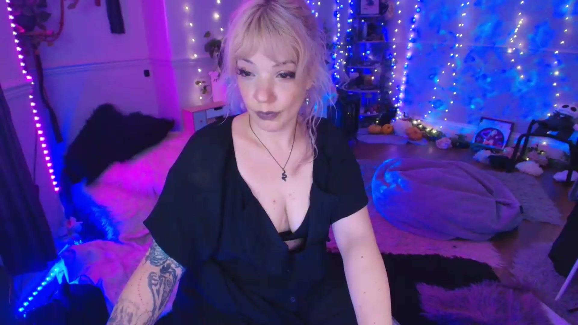 Gallery image thumbnail from LunaWolfie's myfreecams stream on, 05/26/2026, 20:48 image 13 of 20