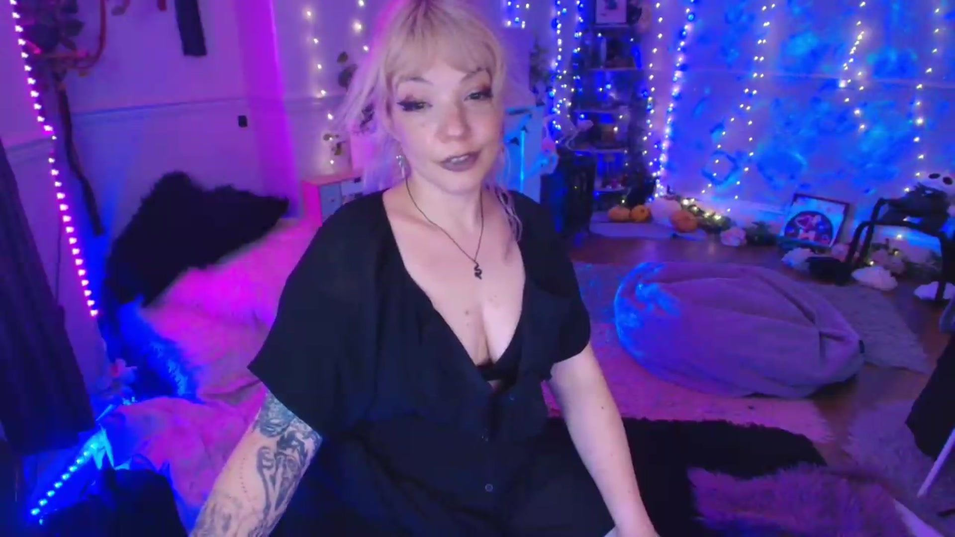 Gallery image thumbnail from LunaWolfie's myfreecams stream on, 05/26/2026, 20:48 image 14 of 20
