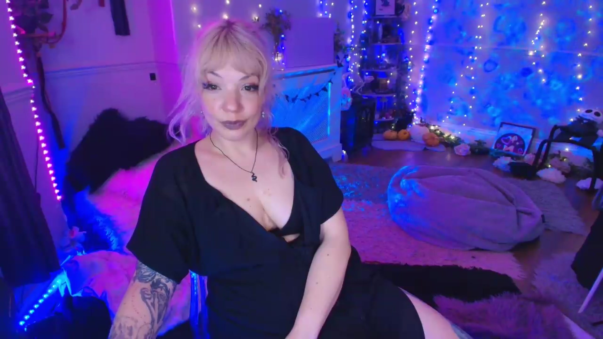 Gallery image thumbnail from LunaWolfie's myfreecams stream on, 05/26/2026, 20:48 image 4 of 20