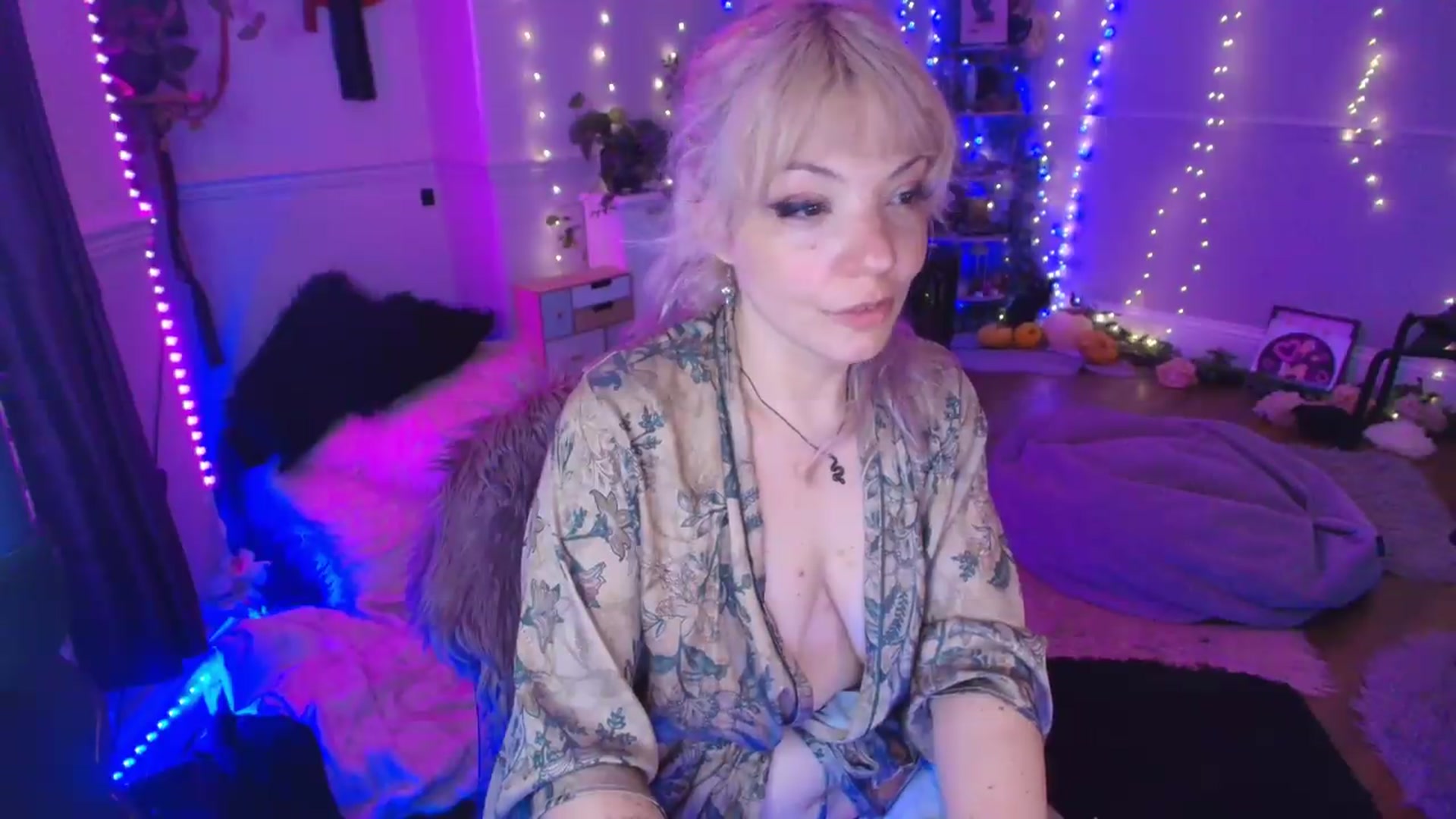 Gallery image thumbnail from LunaWolfie's myfreecams stream on, 05/26/2026, 22:59 image 17 of 20