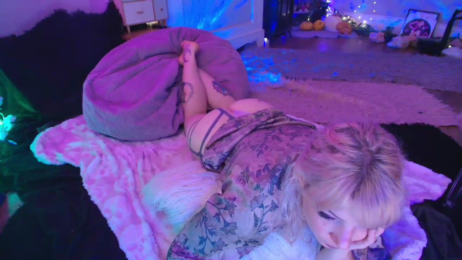 Gallery image thumbnail from LunaWolfie's myfreecams stream on, 05/30/2026, 19:19 image 14 of 20
