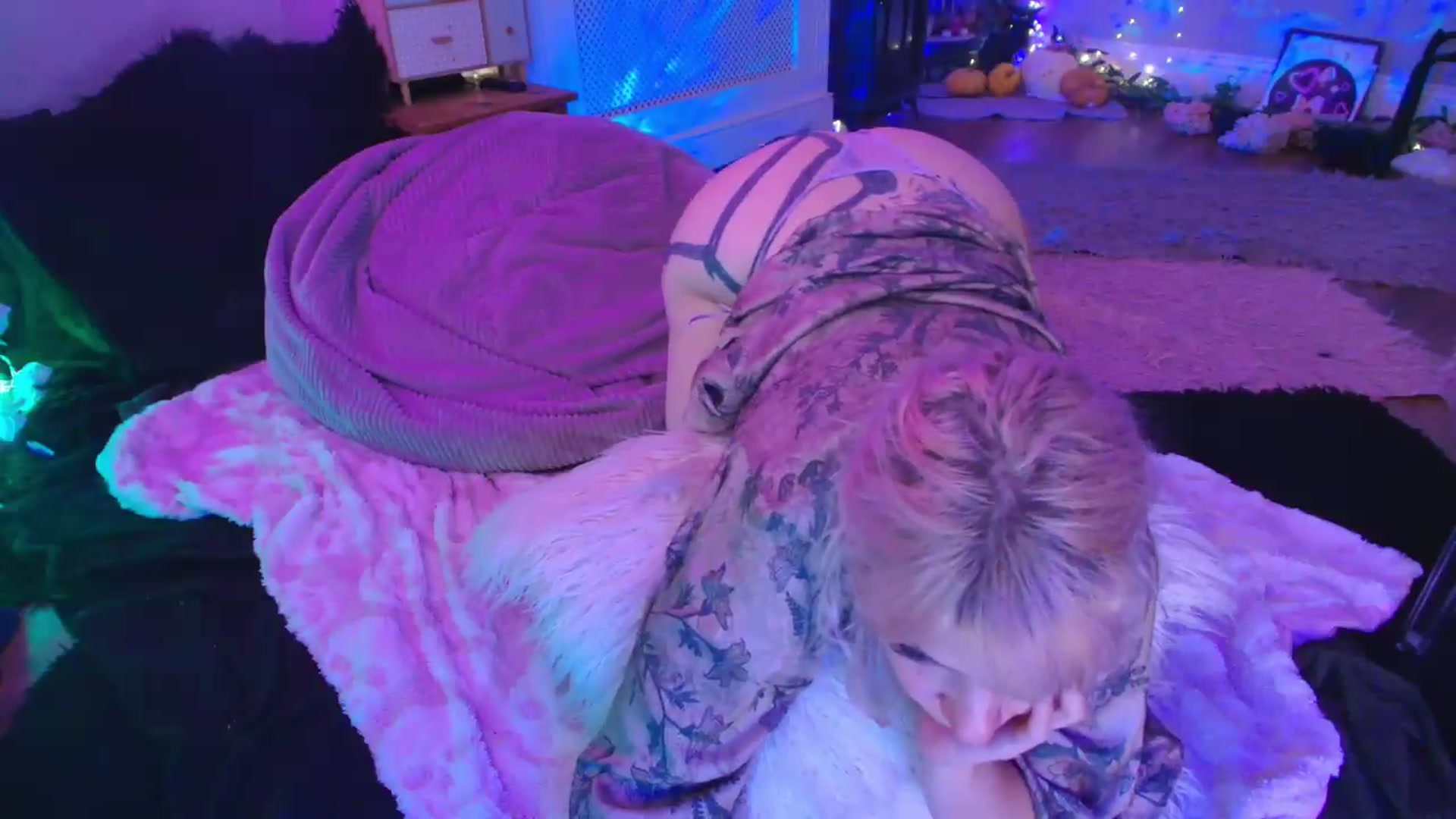 Gallery image thumbnail from LunaWolfie's myfreecams stream on, 05/30/2026, 19:19 image 12 of 20