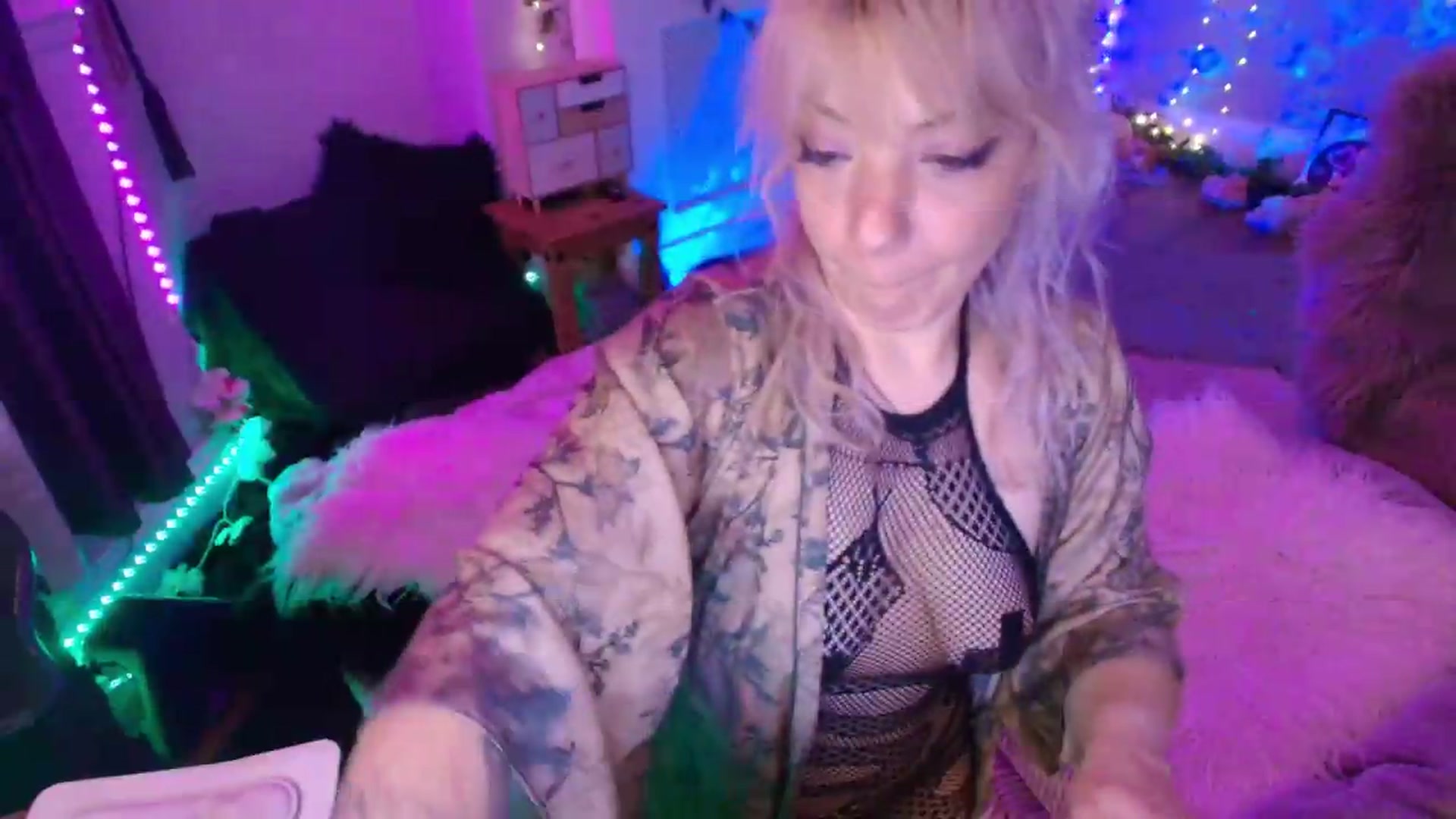 Gallery image thumbnail from LunaWolfie's myfreecams stream on, 06/04/2026, 23:23 image 17 of 20