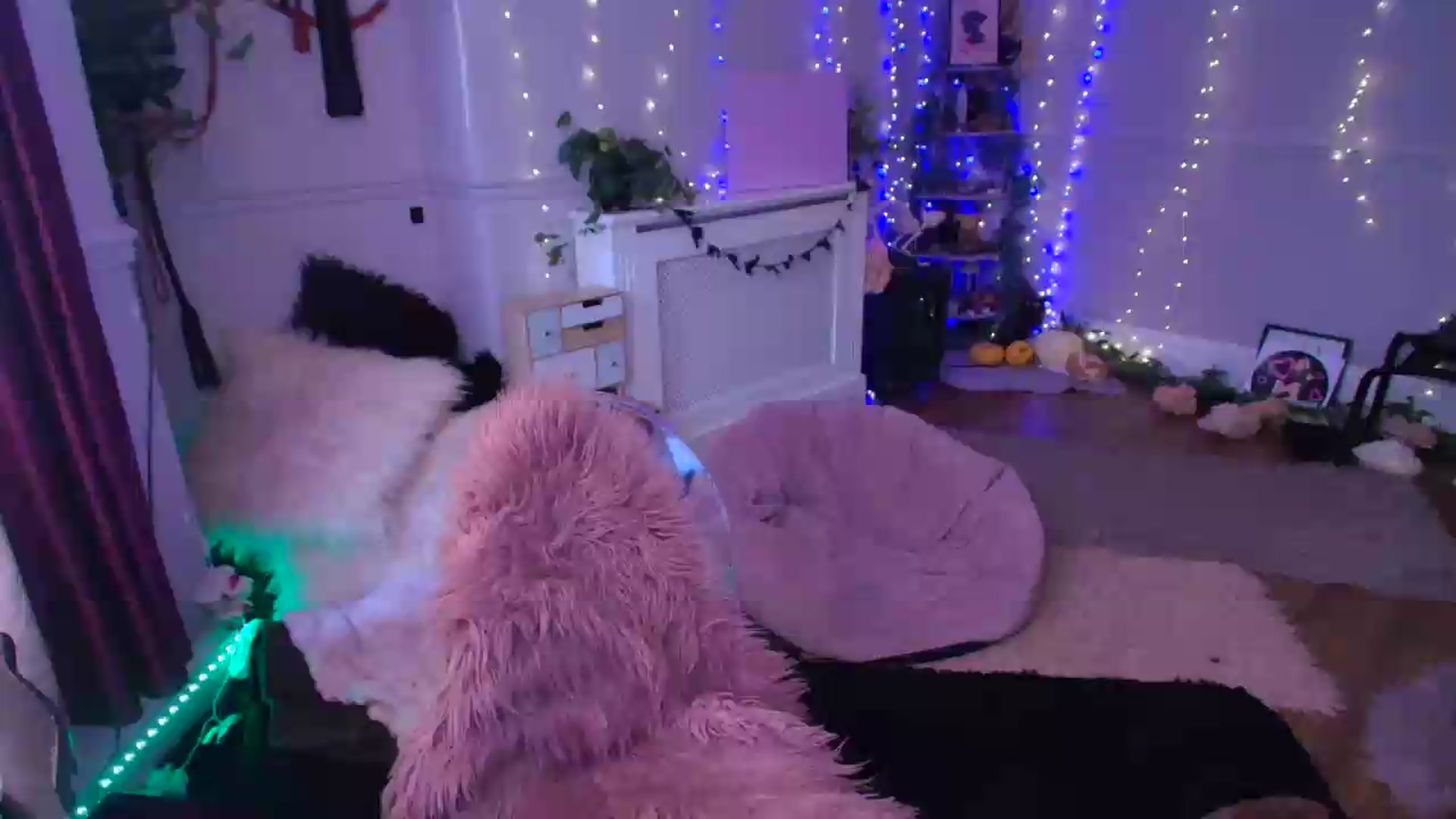 Gallery image thumbnail from LunaWolfie's myfreecams stream on, 06/05/2026, 15:51 image 16 of 20
