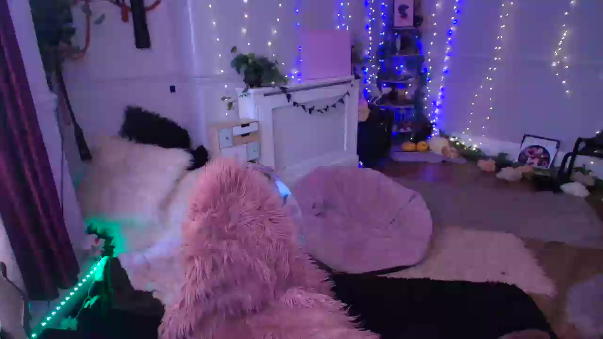 Gallery image thumbnail from LunaWolfie's myfreecams stream on, 06/05/2026, 15:51 image 17 of 20