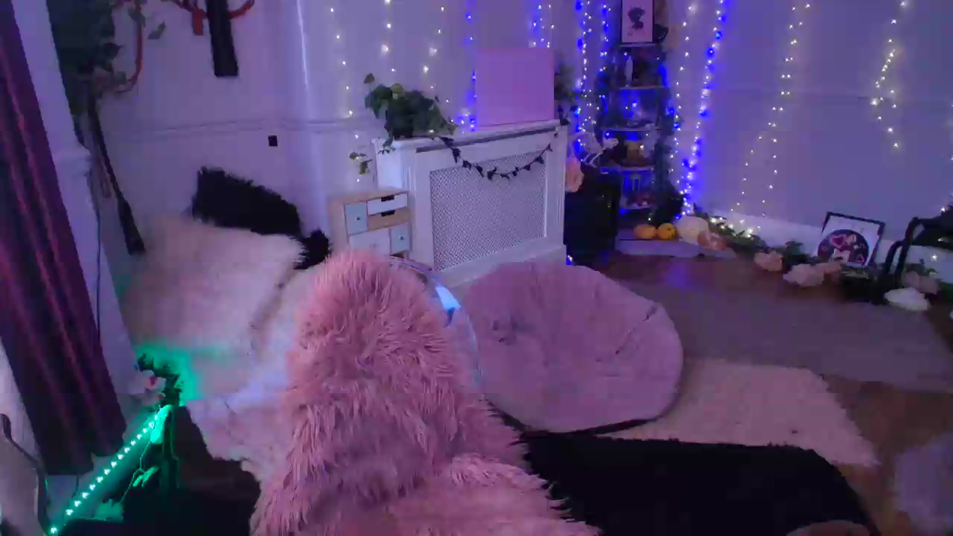 Gallery image thumbnail from LunaWolfie's myfreecams stream on, 06/05/2026, 15:51 image 13 of 20