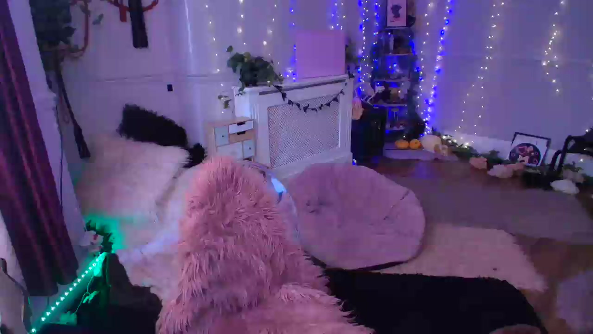 Gallery image thumbnail from LunaWolfie's myfreecams stream on, 06/05/2026, 15:51 image 14 of 20