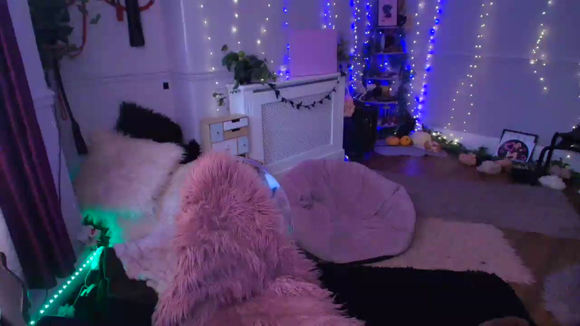 Gallery image thumbnail from LunaWolfie's myfreecams stream on, 06/05/2026, 15:51 image 9 of 20
