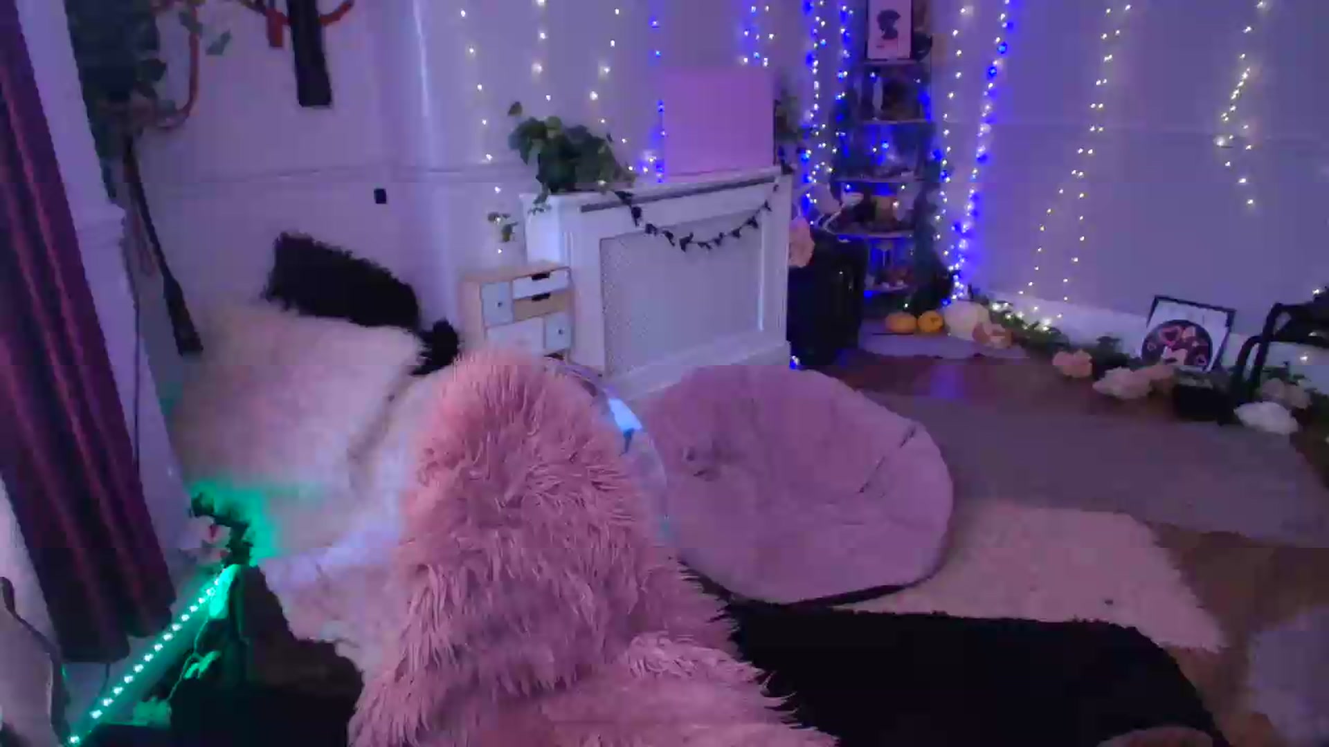 Gallery image thumbnail from LunaWolfie's myfreecams stream on, 06/05/2026, 15:51 image 15 of 20