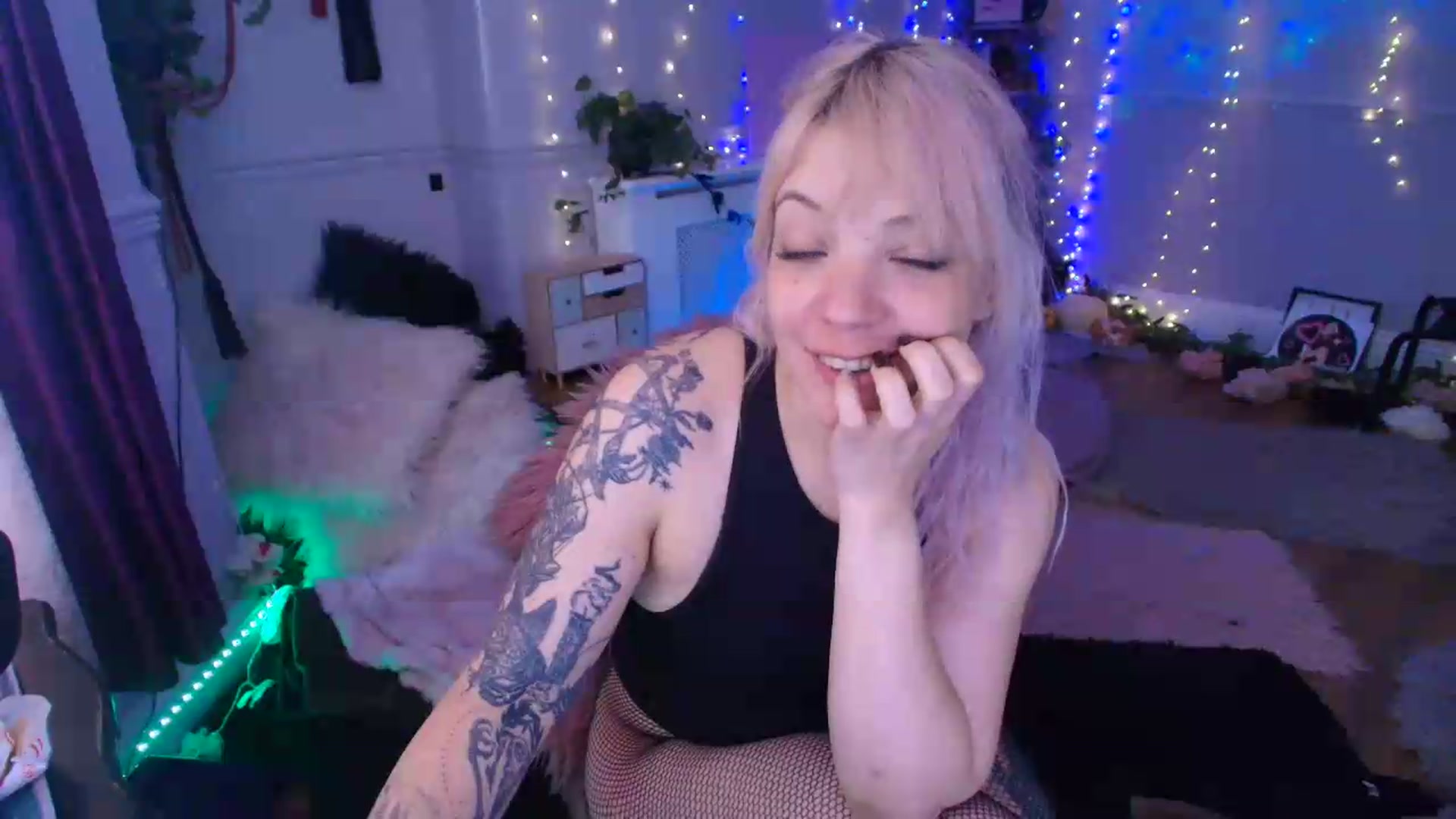 Gallery image thumbnail from LunaWolfie's myfreecams stream on, 06/05/2026, 18:29 image 3 of 20