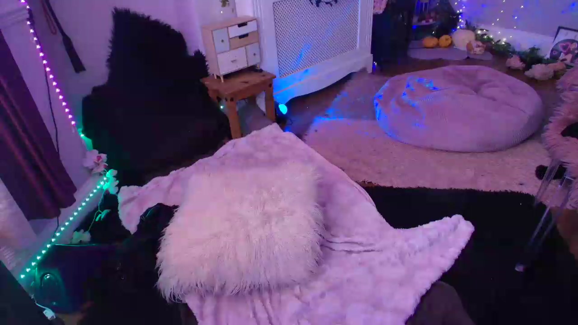 Gallery image thumbnail from LunaWolfie's myfreecams stream on, 06/06/2026, 17:12 image 15 of 20