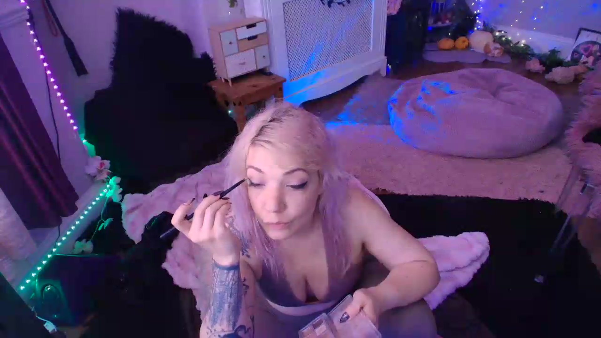 Gallery image thumbnail from LunaWolfie's myfreecams stream on, 06/06/2026, 17:12 image 3 of 20