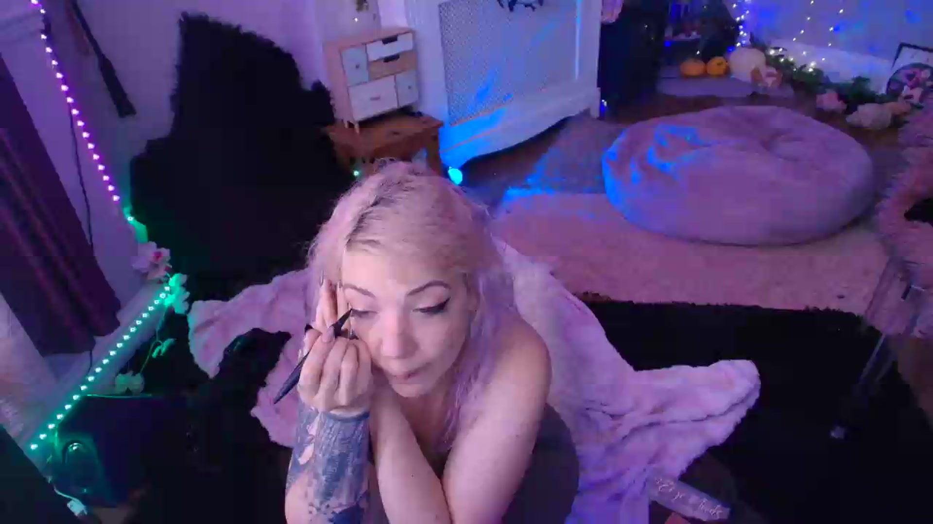 Gallery image thumbnail from LunaWolfie's myfreecams stream on, 06/06/2026, 17:12 image 1 of 20