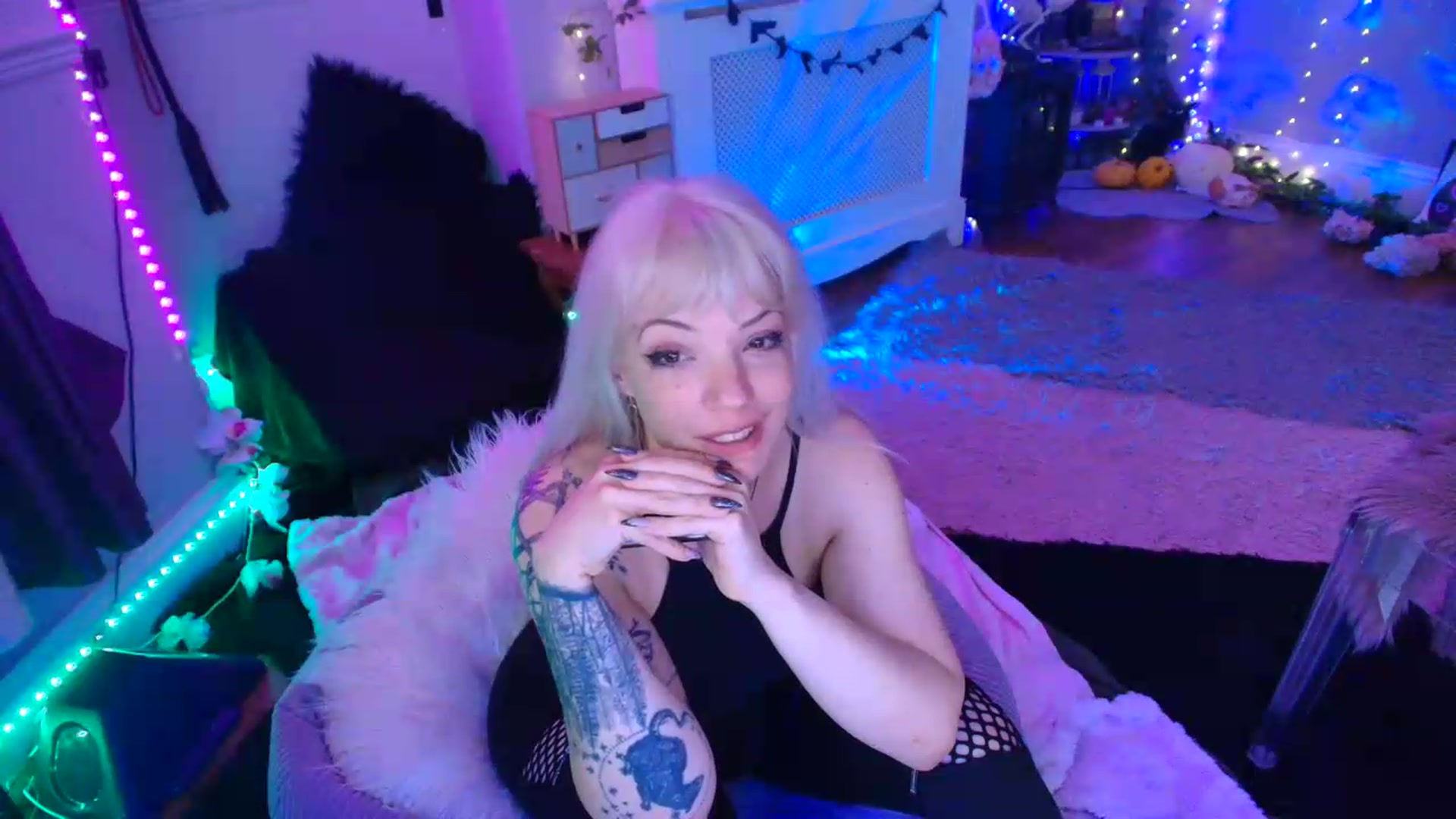 Gallery image thumbnail from LunaWolfie's myfreecams stream on, 06/08/2026, 22:05 image 18 of 20