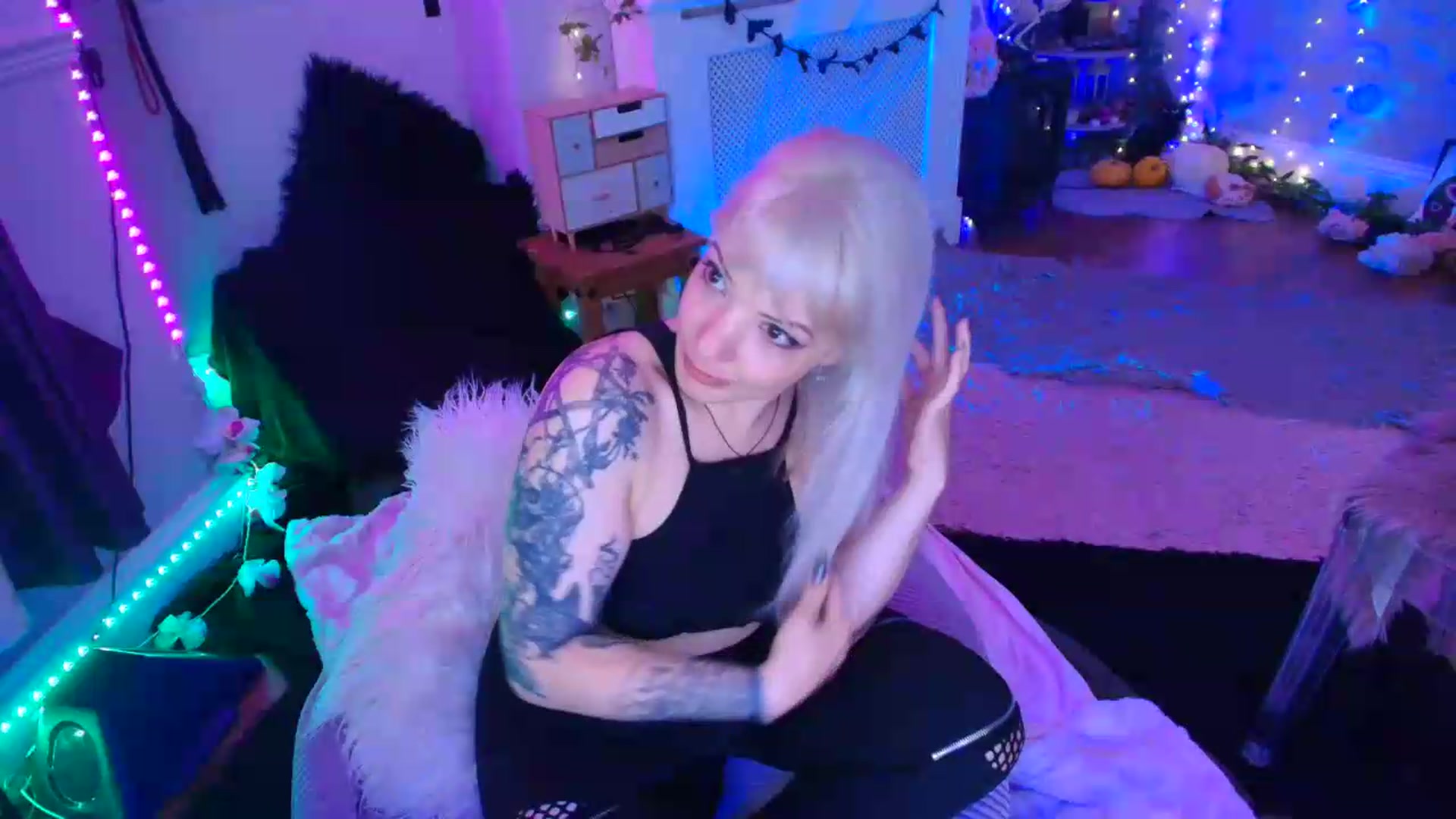 Gallery image thumbnail from LunaWolfie's myfreecams stream on, 06/08/2026, 22:05 image 2 of 20