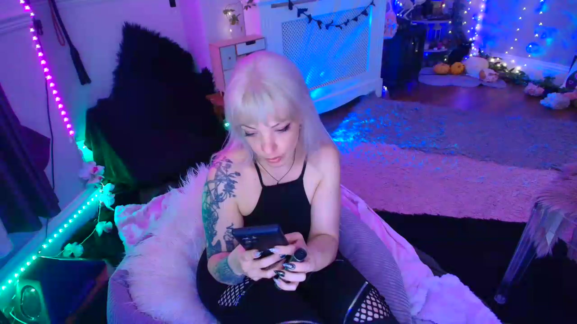 Gallery image thumbnail from LunaWolfie's myfreecams stream on, 06/08/2026, 22:05 image 19 of 20