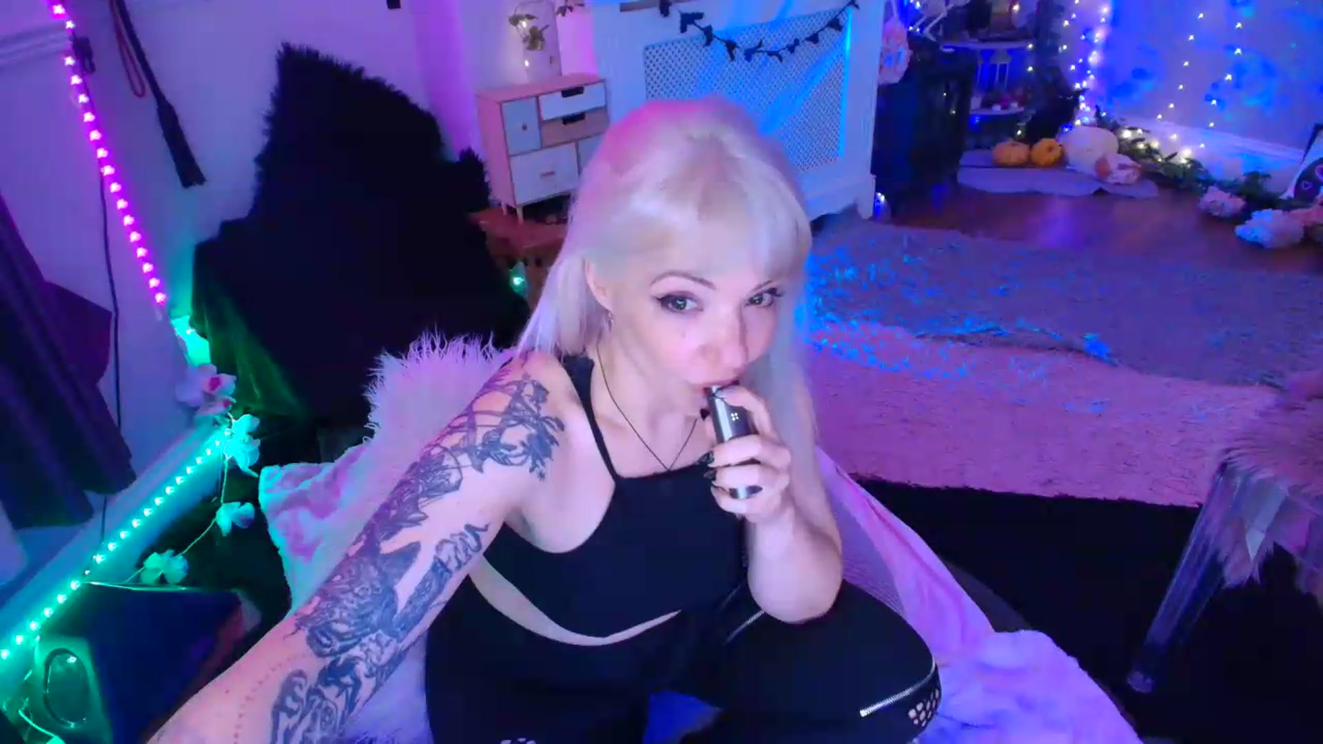 Gallery image thumbnail from LunaWolfie's myfreecams stream on, 06/08/2026, 22:05 image 4 of 20