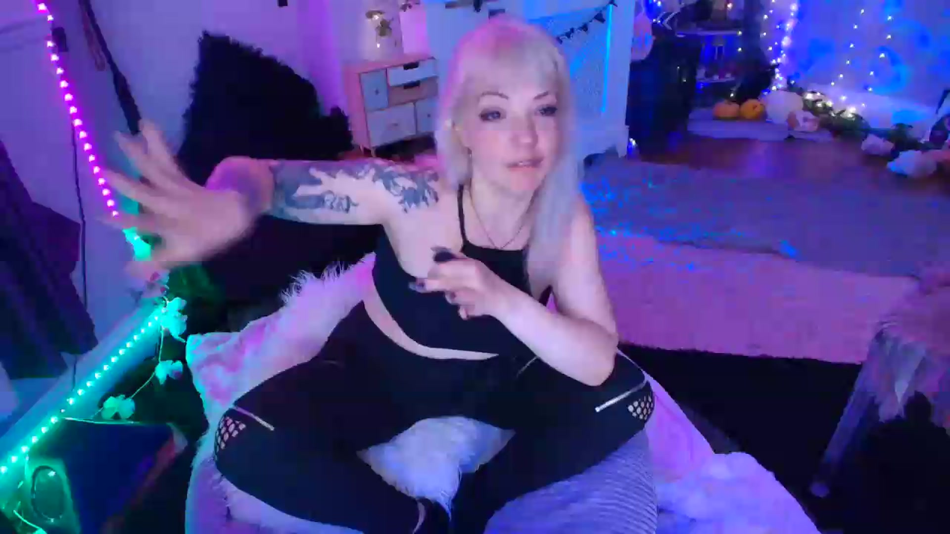 Gallery image thumbnail from LunaWolfie's myfreecams stream on, 06/08/2026, 22:05 image 5 of 20