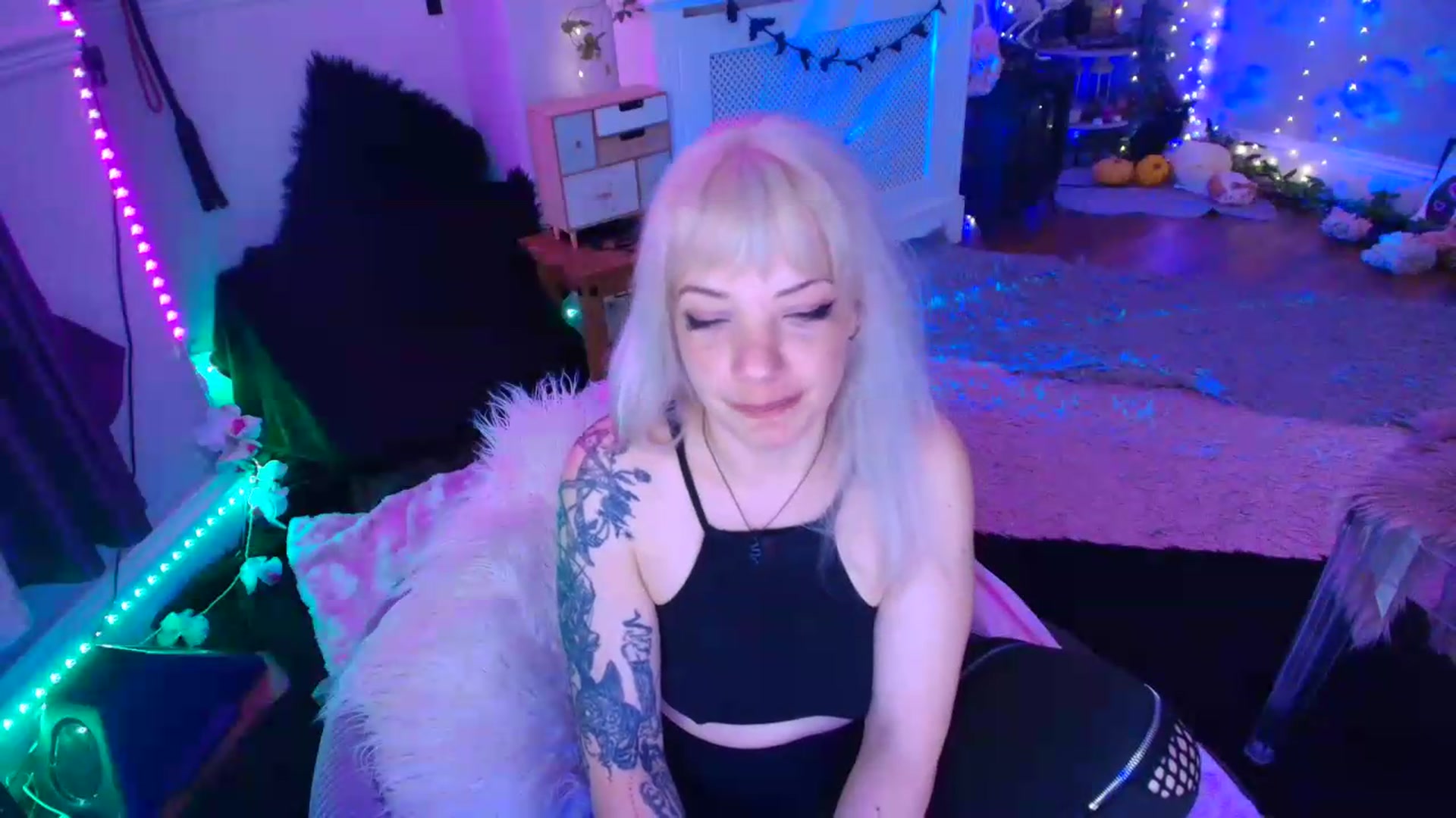 Gallery image thumbnail from LunaWolfie's myfreecams stream on, 06/08/2026, 22:05 image 13 of 20