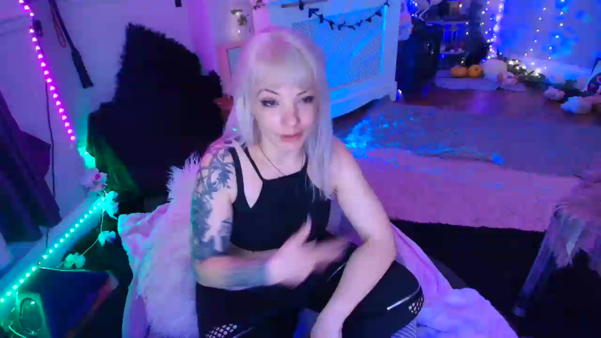 Gallery image thumbnail from LunaWolfie's myfreecams stream on, 06/08/2026, 22:05 image 1 of 20