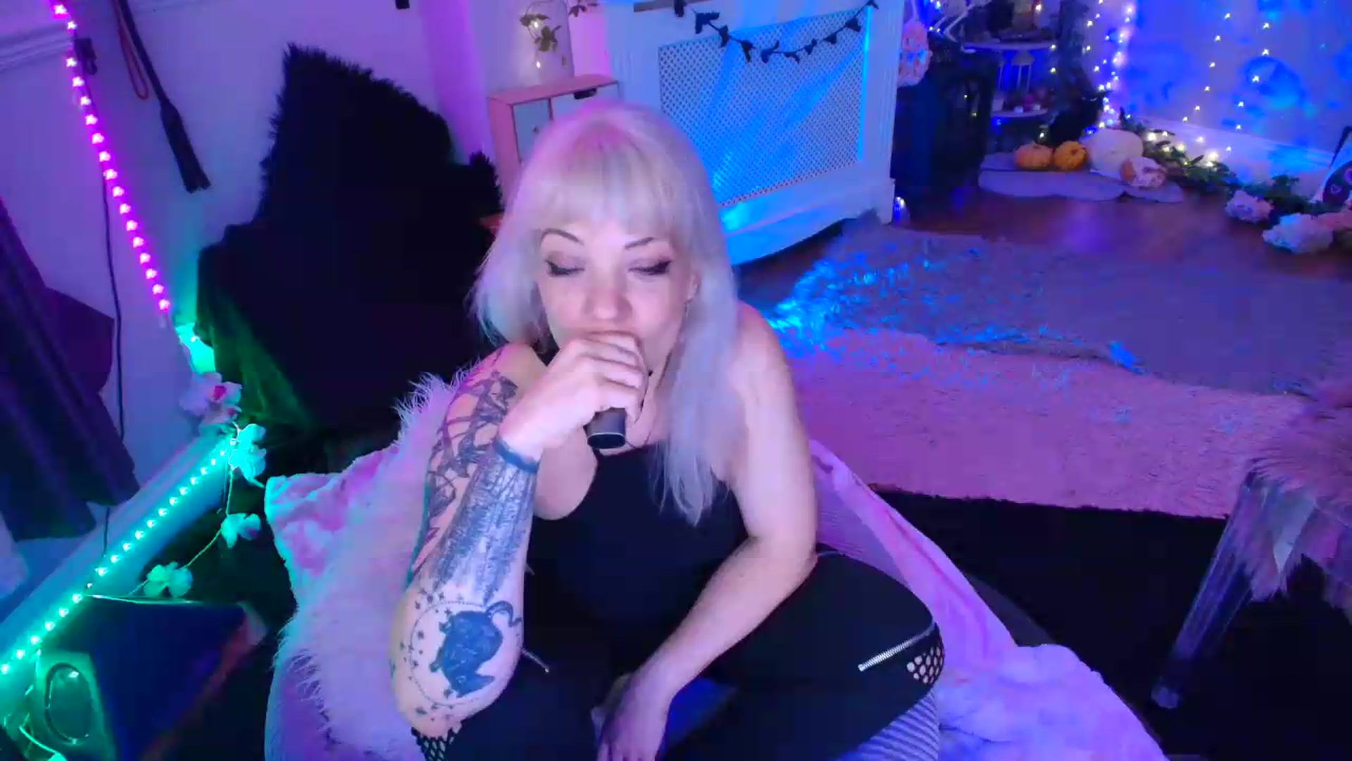 Gallery image thumbnail from LunaWolfie's myfreecams stream on, 06/08/2026, 22:05 image 8 of 20