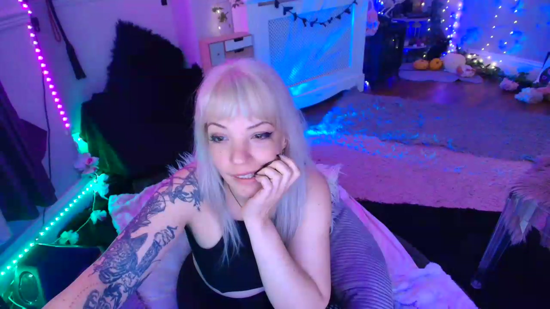 Gallery image thumbnail from LunaWolfie's myfreecams stream on, 06/08/2026, 22:05 image 16 of 20