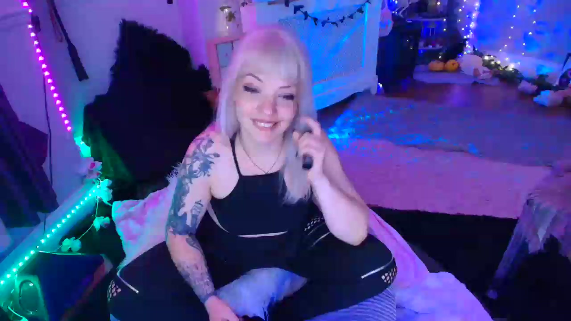 Gallery image thumbnail from LunaWolfie's myfreecams stream on, 06/08/2026, 22:05 image 6 of 20