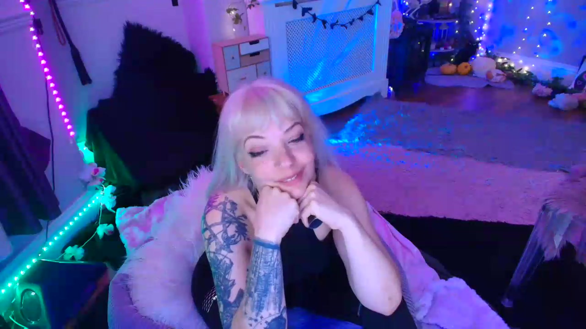 Gallery image thumbnail from LunaWolfie's myfreecams stream on, 06/08/2026, 22:05 image 17 of 20