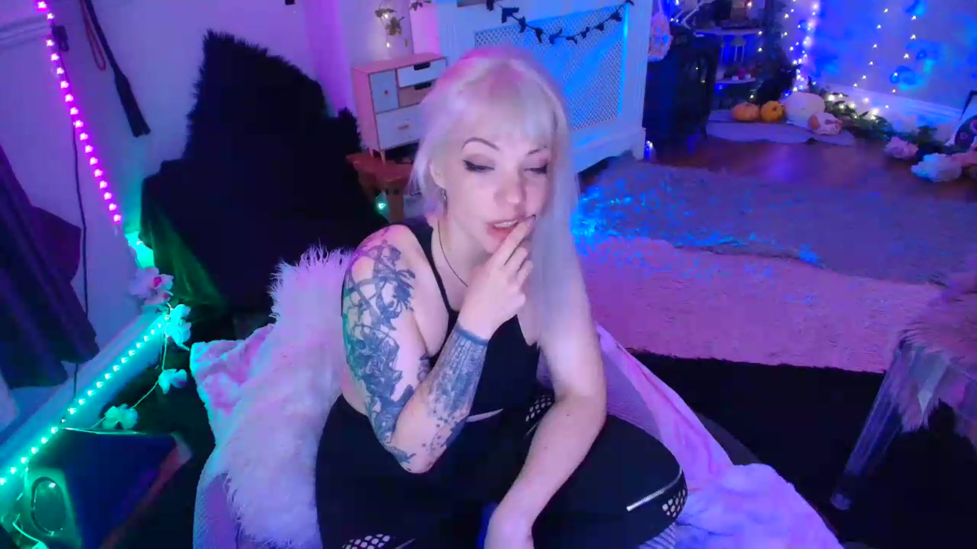 Gallery image thumbnail from LunaWolfie's myfreecams stream on, 06/08/2026, 22:05 image 3 of 20