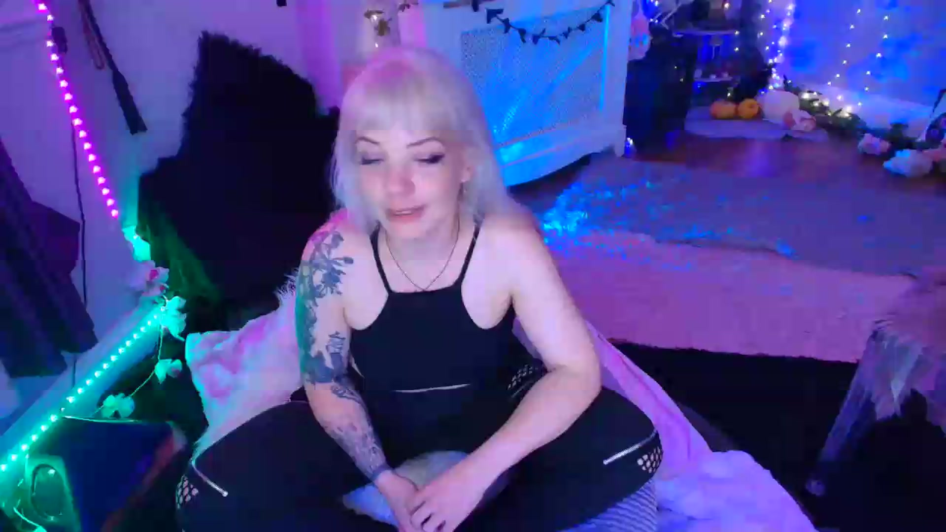 Gallery image thumbnail from LunaWolfie's myfreecams stream on, 06/08/2026, 22:05 image 7 of 20