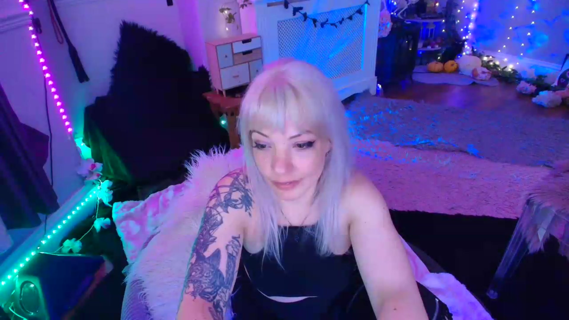 Gallery image thumbnail from LunaWolfie's myfreecams stream on, 06/08/2026, 22:05 image 14 of 20