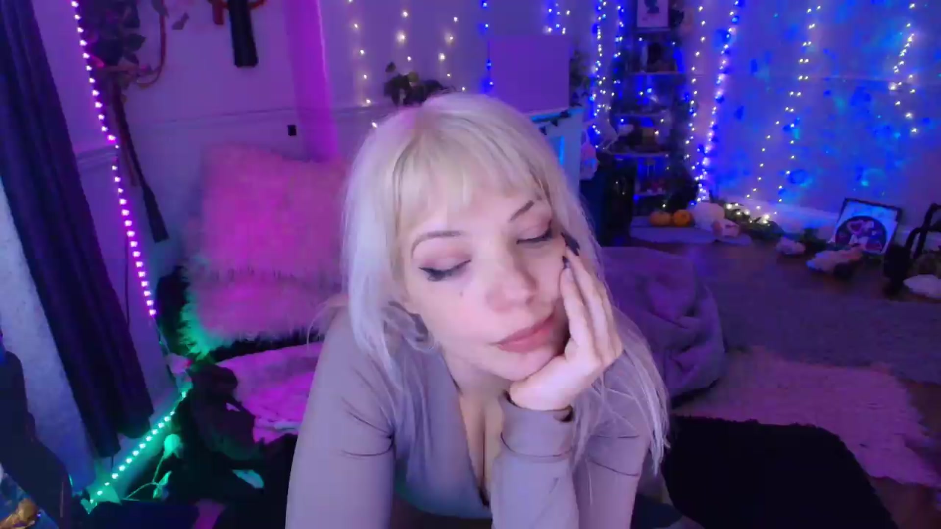 Gallery image thumbnail from LunaWolfie's myfreecams stream on, 06/09/2026, 23:02 image 4 of 20