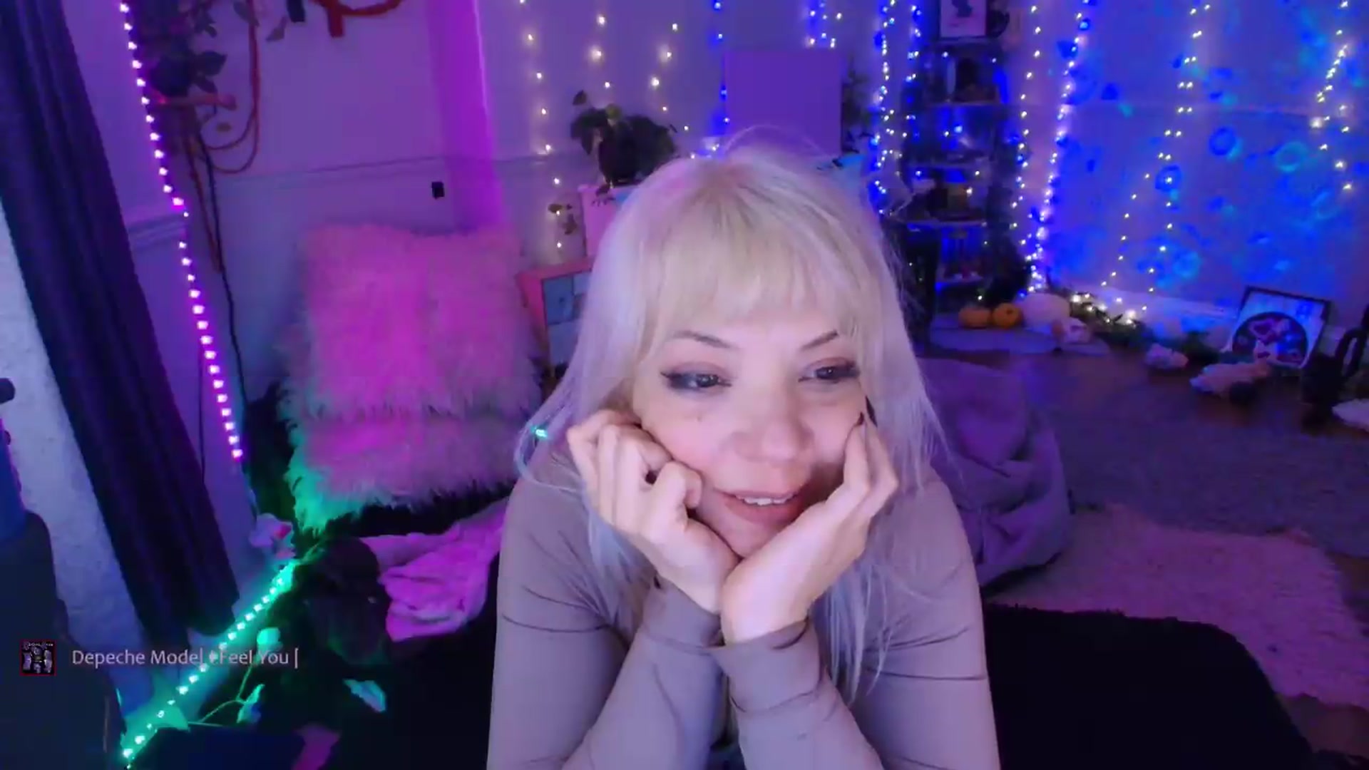 Gallery image thumbnail from LunaWolfie's myfreecams stream on, 06/09/2026, 23:02 image 16 of 20