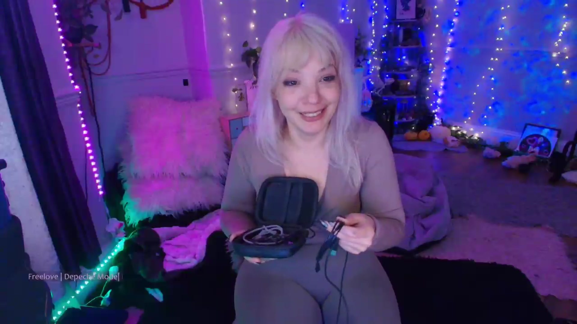 Gallery image thumbnail from LunaWolfie's myfreecams stream on, 06/09/2026, 23:02 image 17 of 20