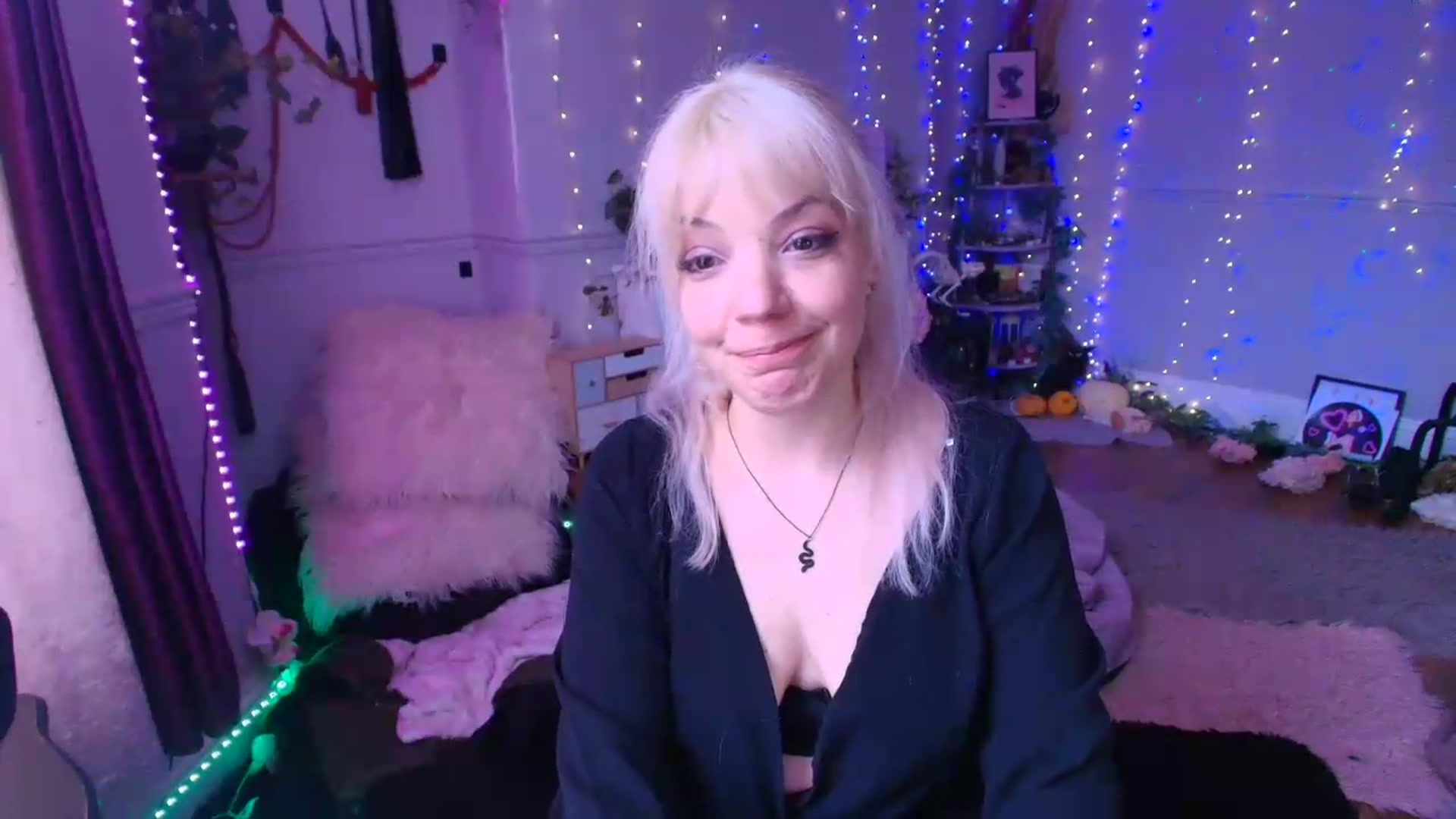 Gallery image thumbnail from LunaWolfie's myfreecams stream on, 06/11/2026, 14:38 image 5 of 20