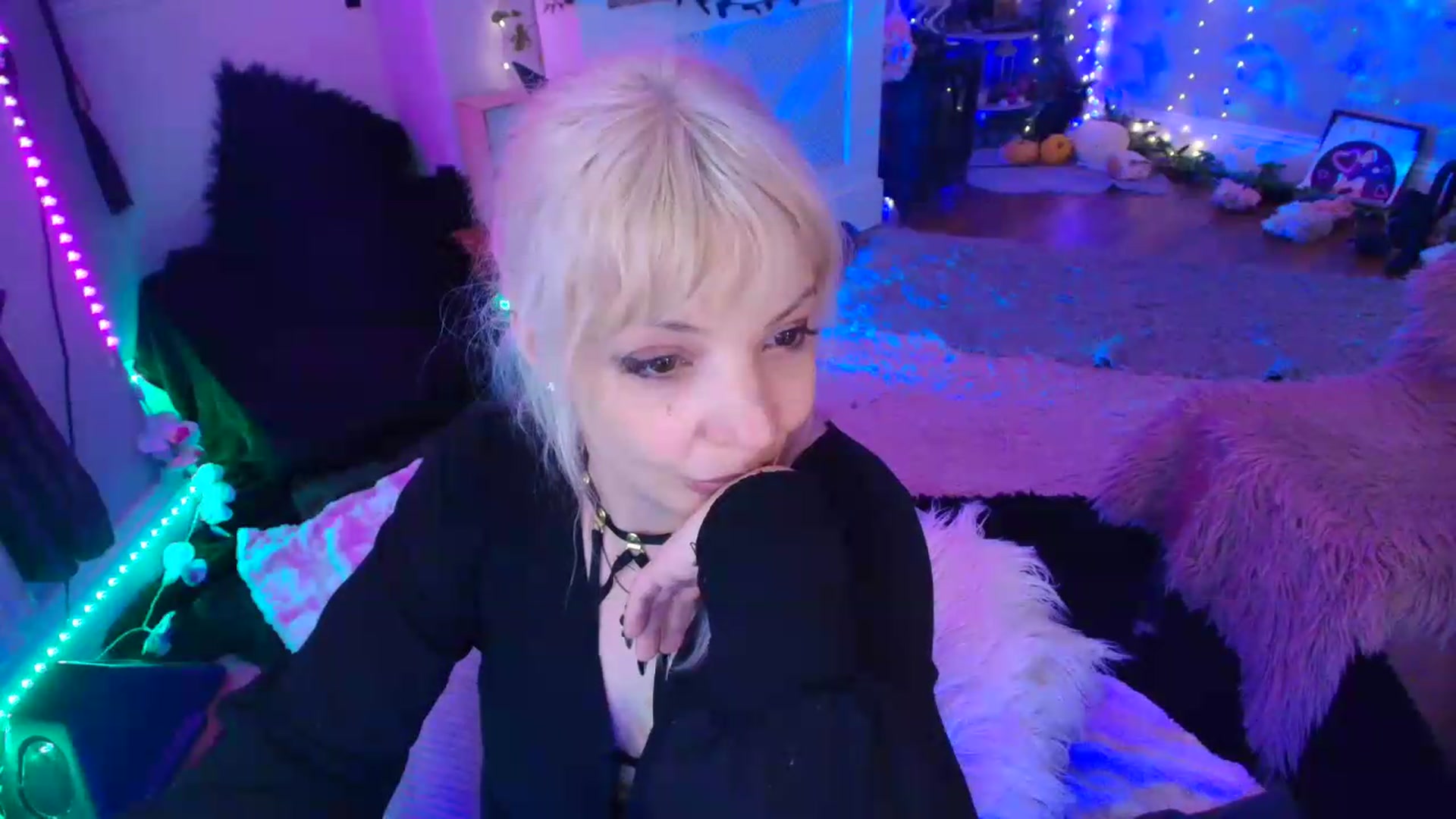 Gallery image thumbnail from LunaWolfie's myfreecams stream on, 06/11/2026, 20:56 image 10 of 20